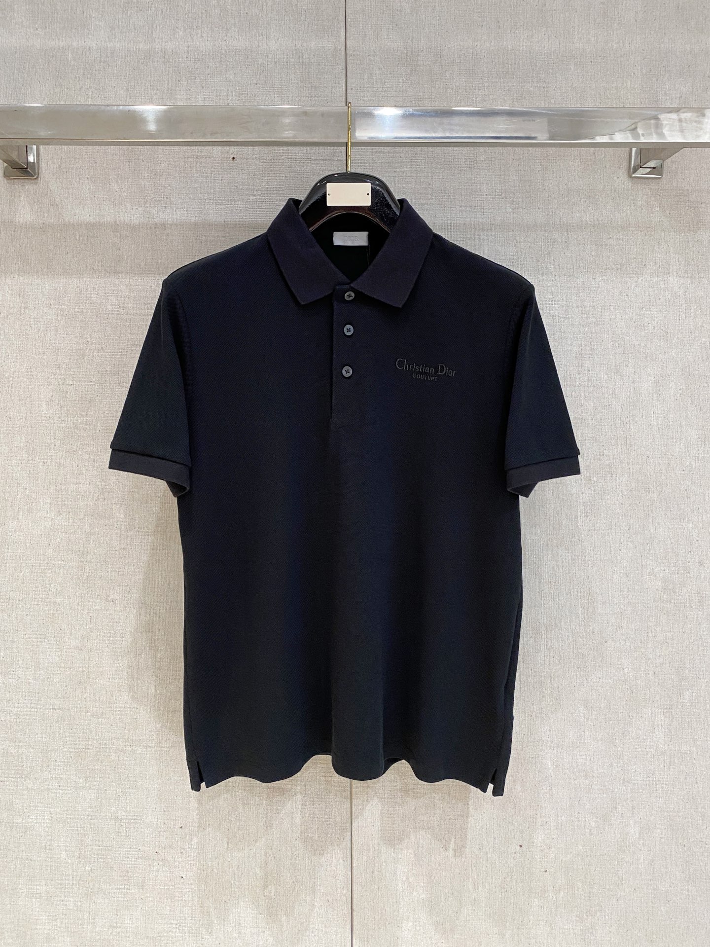 NO:481594,Dior, the latest short-sleeved T-shirt in 2025, handsome and fashionable, exquisite and densely weaving embroidered letter logo on the chest, simple and versatile style. The fabric cotton is not only crisp, maintains the trendy silhouette, but also comfortable to wear, and the yarn is more delicate, the number M-2XL,,dior,T-shirt,tees,t-shirt,alexander wang19860909迪奥、2025最新款短袖T恤,帅气时尚,胸前精致密织刺绣字母logo,简约百搭款.面料棉 不仅挺括,保持潮流的廓形,又穿着舒适,纱织更细腻,码数M-2XL,,dior,T-shirt,tees，t-shirt,alexander wang,Men's clothing