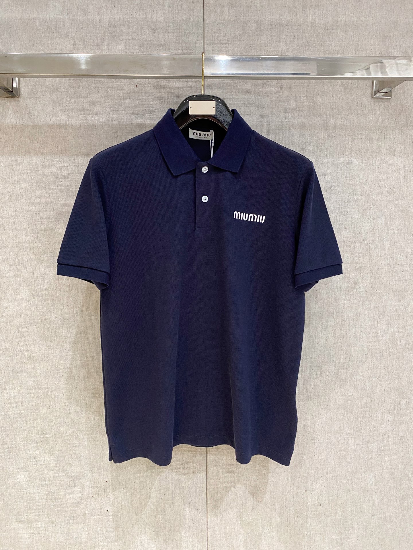 NO:481610,MIU, the latest short-sleeved T-shirt in 2025, handsome and fashionable, exquisite and densely weaving embroidered letter logo on the chest, simple and versatile style. The fabric cotton is not only crisp, maintains the trendy silhouette, and is also comfortable to wear, and the yarn is more delicate, the number M-2XL,,miumiu, T-shirt,tees, t-shirt,alexander wang19860909MIU、2025最新款短袖T恤,帅气时尚,胸前精致密织刺绣字母logo,简约百搭款.面料棉 不仅挺括,保持潮流的廓形,又穿着舒适,纱织更细腻,码数M-2XL,,miumiu,T-shirt,tees，t-shirt,alexander wang,Men's clothing