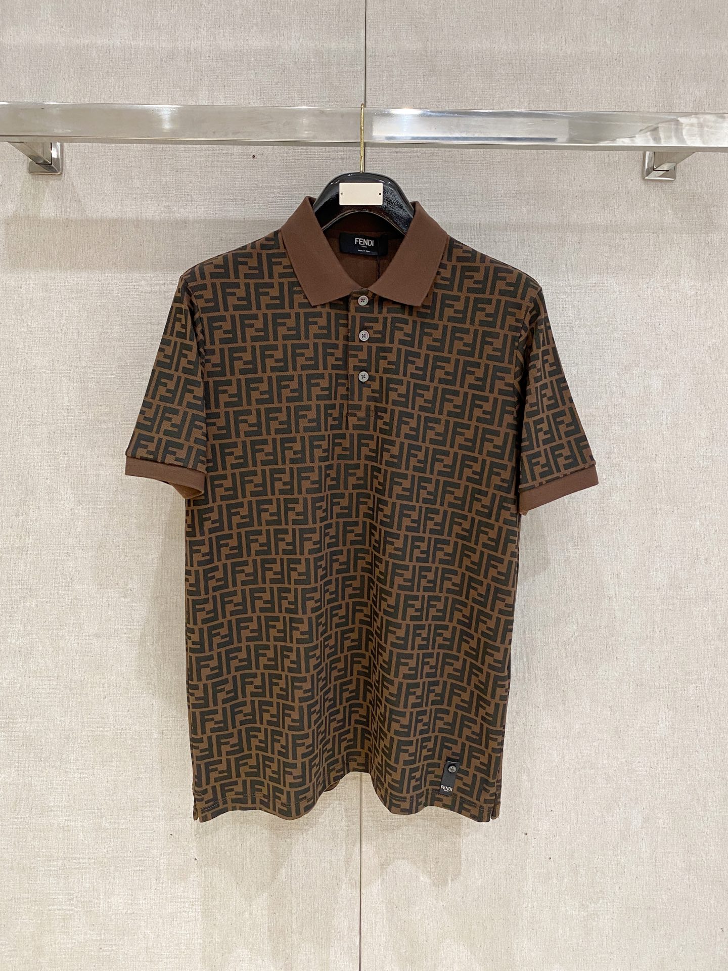 NO:481545,Fendi, the latest short-sleeved T-shirt in 2025, handsome and fashionable, exquisite and densely weaving embroidered letter logo on the chest, simple and versatile style. The fabric cotton is not only crisp, maintains the trendy silhouette, but also comfortable to wear, and the yarn is more delicate, the number M-2XL, fendi, T-shirt, tees, t-shirt, alexander wang19860909芬迪、2025最新款短袖T恤,帅气时尚,胸前精致密织刺绣字母logo,简约百搭款.面料棉 不仅挺括,保持潮流的廓形,又穿着舒适,纱织更细腻,码数M-2XL,,fendi,T-shirt,tees，t-shirt,alexander wang,Men's clothing