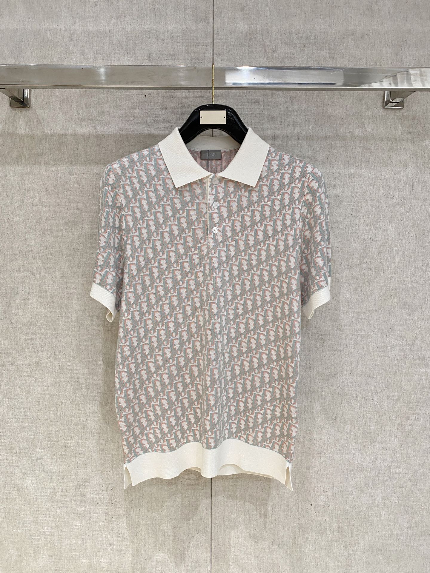 NO:481550,Dior, the latest short-sleeved T-shirt in 2025, handsome and fashionable, exquisite and densely weaving embroidered letter logo on the chest, simple and versatile style. The fabric cotton is not only crisp, maintains the trendy silhouette, but also comfortable to wear, and the yarn is more delicate, S-XL, dior, T-shirt, tees, t-shirt, alexander wang19860909迪奥、2025最新款短袖T恤,帅气时尚,胸前精致密织刺绣字母logo,简约百搭款.面料棉 不仅挺括,保持潮流的廓形,又穿着舒适,纱织更细腻,码数S-XL,,dior,T-shirt,tees，t-shirt,alexander wang,Men's clothing