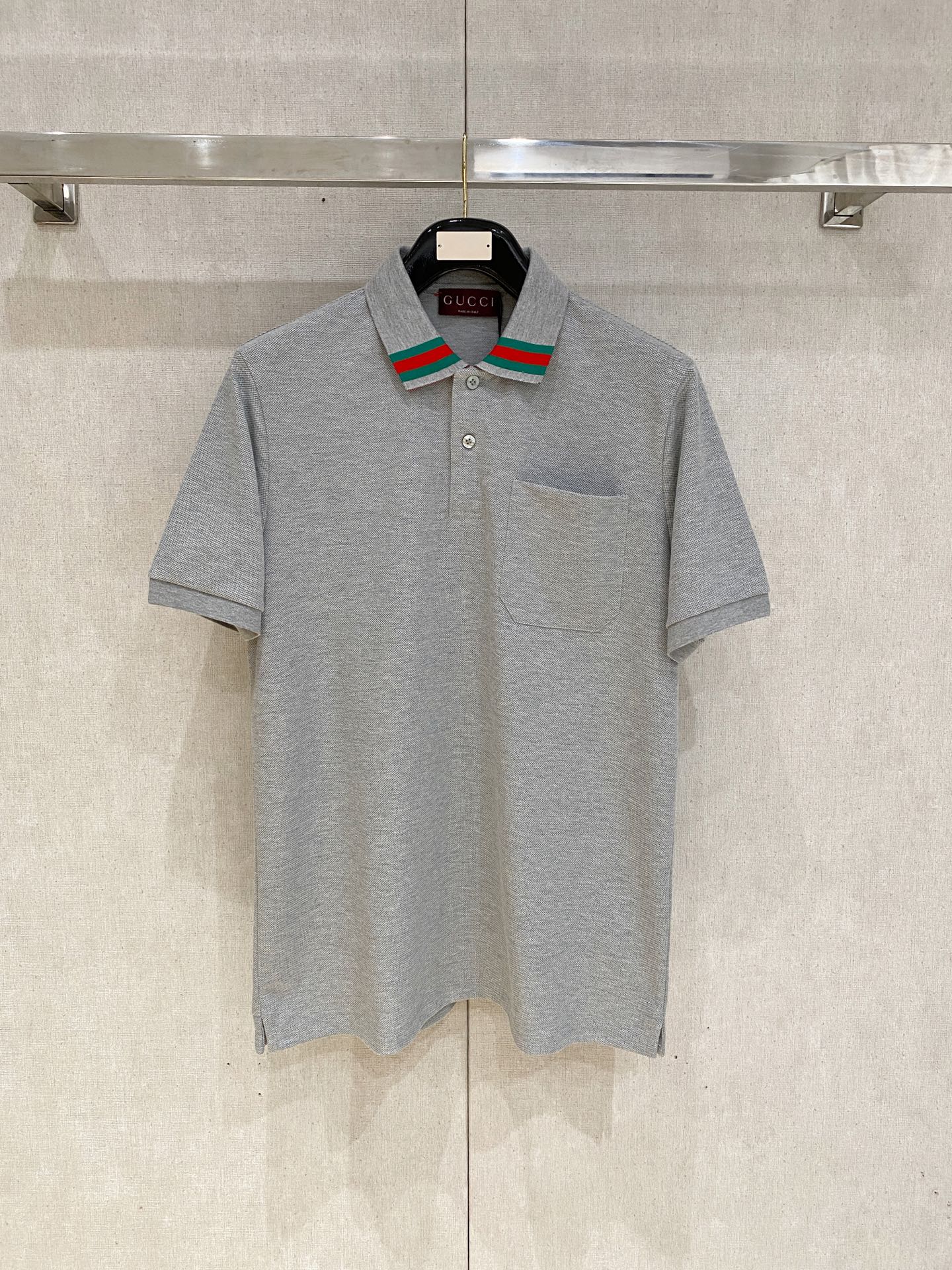 NO:481618,Guqi, the latest short-sleeved T-shirt in 2025, handsome and fashionable, exquisite and densely weaving embroidered letter logo on the chest, simple and versatile style. The fabric cotton is not only crisp, maintains the trendy silhouette, and is also comfortable to wear, and the yarn is more delicate, the number M-2XL, T-shirt,tees, t-shirt,alexander wang19860909古奇、2025最新款短袖T恤,帅气时尚,胸前精致密织刺绣字母logo,简约百搭款.面料棉 不仅挺括,保持潮流的廓形,又穿着舒适,纱织更细腻,码数M-2XL,,T-shirt,tees，t-shirt,alexander wang,Men's clothing