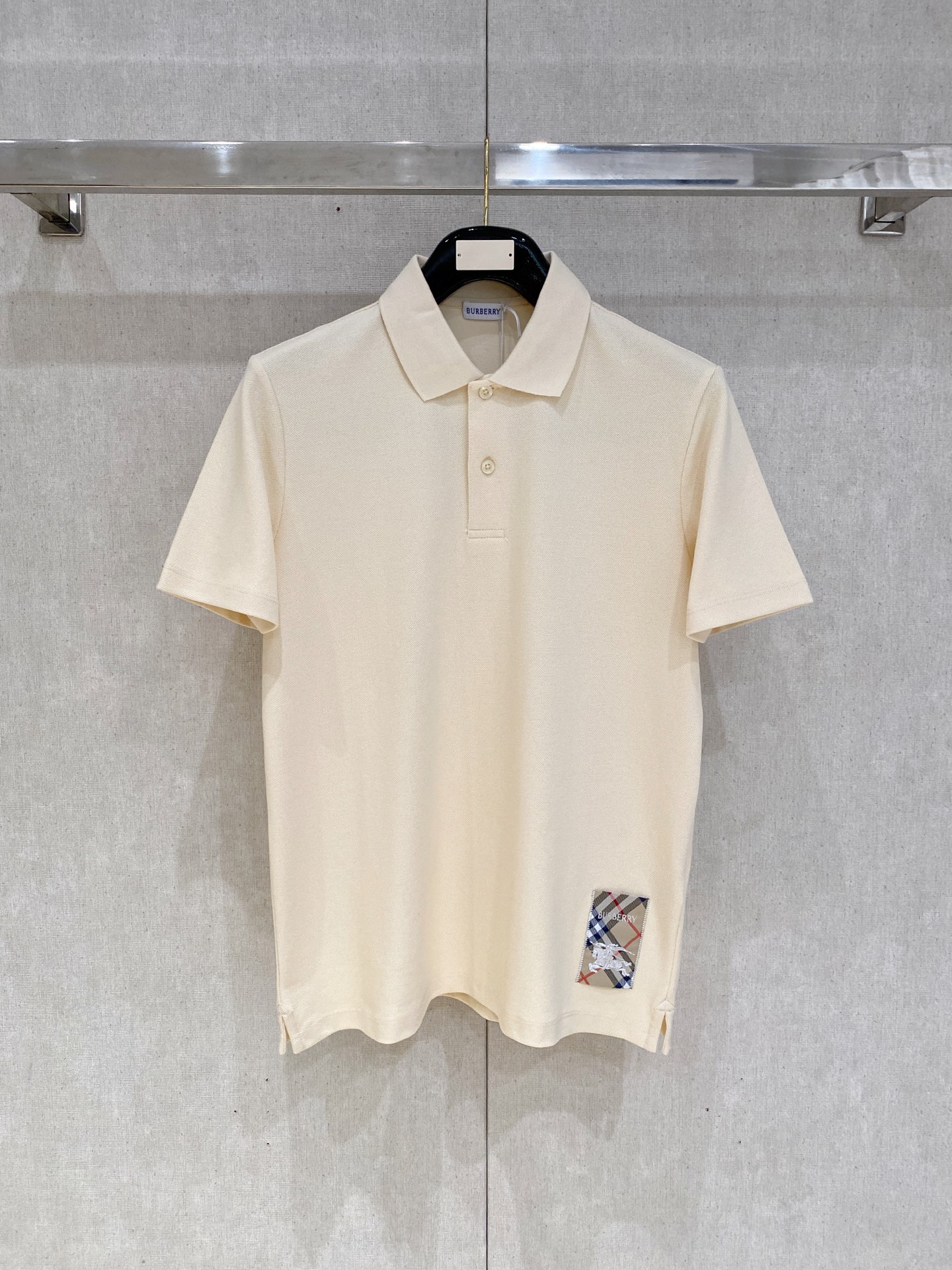 NO:481586,Burberry, the latest short-sleeved T-shirt in 2025, handsome and fashionable, exquisite and densely weaving embroidered letter logo on the chest, simple and versatile style. The fabric cotton is not only crisp, maintains the trendy silhouette, but also comfortable to wear, and the yarn is more delicate, the number M-2XL, burberry, T-shirt, tees, t-shirt, alexander wang19860909巴宝莉、2025最新款短袖T恤,帅气时尚,胸前精致密织刺绣字母logo,简约百搭款.面料棉 不仅挺括,保持潮流的廓形,又穿着舒适,纱织更细腻,码数M-2XL,,burberry,T-shirt,tees，t-shirt,alexander wang,Men's clothing