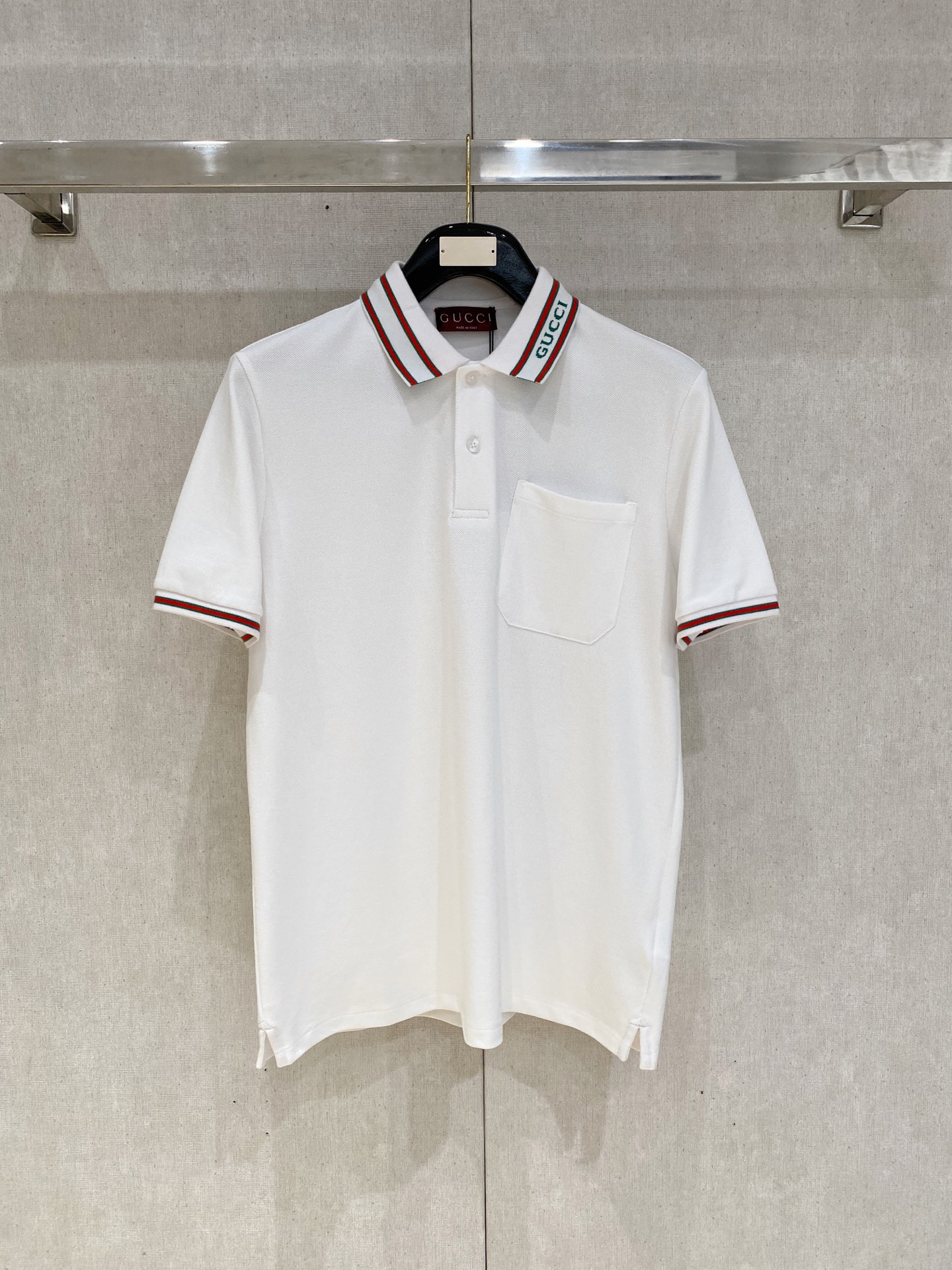 NO:481554,Guqi, the latest short-sleeved T-shirt in 2025, handsome and fashionable, exquisite and densely weaving embroidered letter logo on the chest, simple and versatile style. The fabric cotton is not only crisp, maintains the trendy silhouette, and is also comfortable to wear, and the yarn is more delicate, the number M-2XL, T-shirt,tees, t-shirt,alexander wang19860909古奇、2025最新款短袖T恤,帅气时尚,胸前精致密织刺绣字母logo,简约百搭款.面料棉 不仅挺括,保持潮流的廓形,又穿着舒适,纱织更细腻,码数M-2XL,,T-shirt,tees，t-shirt,alexander wang,Men's clothing