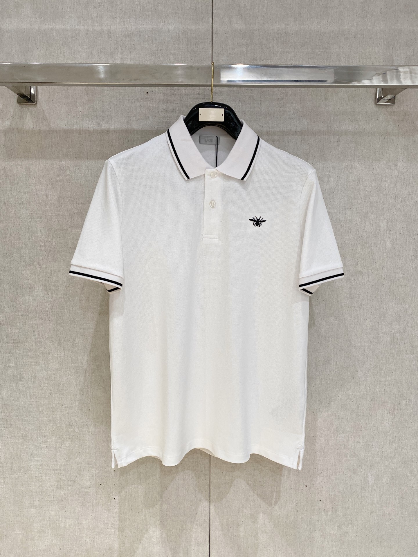 NO:481560,Dior, the latest short-sleeved T-shirt in 2025, handsome and fashionable, exquisite and densely weaving embroidered letter logo on the chest, simple and versatile style. The fabric cotton is not only crisp, maintains the trendy silhouette, but also comfortable to wear, and the yarn is more delicate, the number M-2XL,,dior,T-shirt,tees,t-shirt,alexander wang19860909迪奥、2025最新款短袖T恤,帅气时尚,胸前精致密织刺绣字母logo,简约百搭款.面料棉 不仅挺括,保持潮流的廓形,又穿着舒适,纱织更细腻,码数M-2XL,,dior,T-shirt,tees，t-shirt,alexander wang,Men's clothing