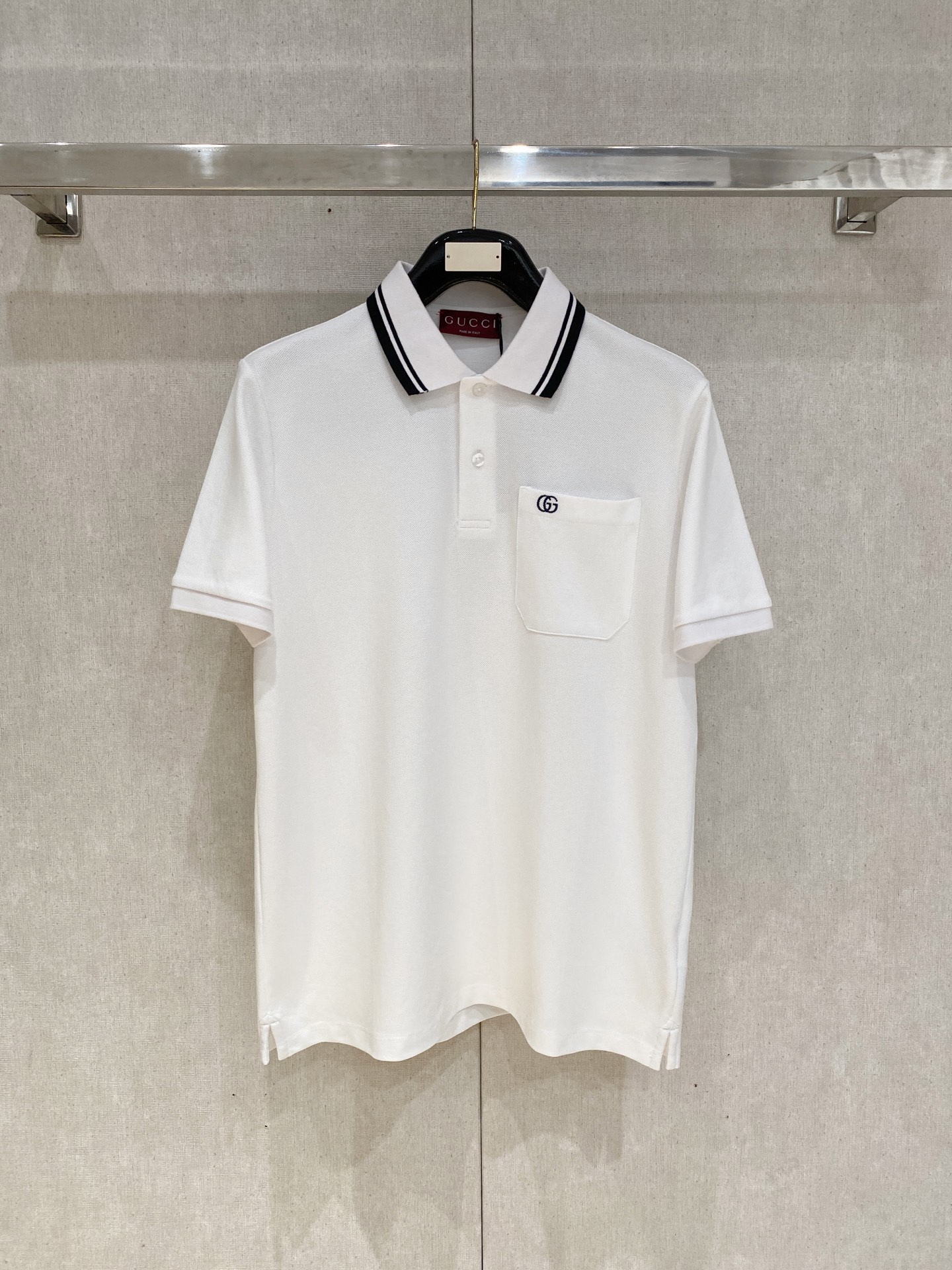 NO:481567,Guqi, the latest short-sleeved T-shirt in 2025, handsome and fashionable, exquisite and densely weaving embroidered letter logo on the chest, simple and versatile style. The fabric cotton is not only crisp, maintains the trendy silhouette, and is also comfortable to wear, and the yarn is more delicate, the number M-2XL, T-shirt,tees, t-shirt,alexander wang19860909古奇、2025最新款短袖T恤,帅气时尚,胸前精致密织刺绣字母logo,简约百搭款.面料棉 不仅挺括,保持潮流的廓形,又穿着舒适,纱织更细腻,码数M-2XL,,T-shirt,tees，t-shirt,alexander wang,Men's clothing