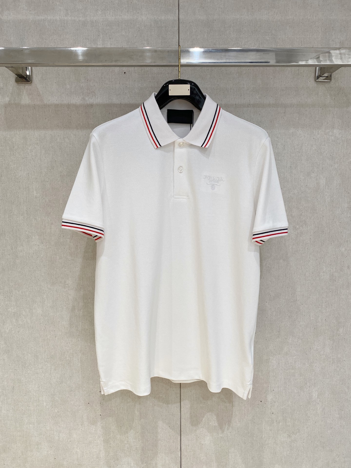 NO:481580,Prada, the latest short-sleeved T-shirt in 2025, handsome and fashionable, exquisite and densely weaving embroidered letter logo on the chest, simple and versatile style. The fabric cotton is not only crisp, maintains the trendy silhouette, but also comfortable to wear, and the yarn is more delicate, the number M-2XL, prada, T-shirt,tees, t-shirt,alexander wang19860909普拉达、2025最新款短袖T恤,帅气时尚,胸前精致密织刺绣字母logo,简约百搭款.面料棉 不仅挺括,保持潮流的廓形,又穿着舒适,纱织更细腻,码数M-2XL,,prada,T-shirt,tees，t-shirt,alexander wang,Men's clothing