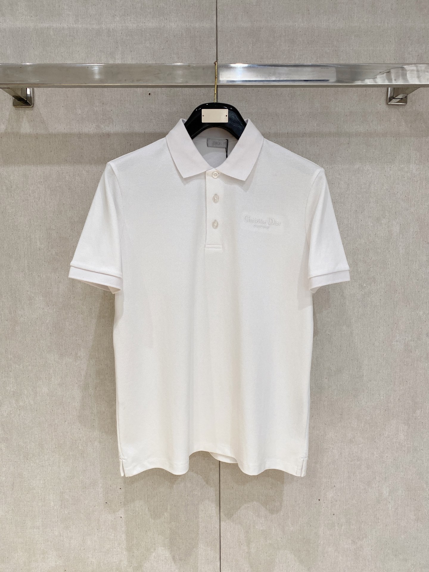 NO:497971,Dior, the latest short-sleeved T-shirt in 2025, handsome and fashionable, exquisite and densely weaving embroidered letter logo on the chest, simple and versatile style. The fabric cotton is not only crisp, maintains the trendy silhouette, but also comfortable to wear, and the yarn is more delicate, the number M-2XL,,dior,T-shirt,tees,t-shirt,alexander wang19860909迪奥、2025最新款短袖T恤,帅气时尚,胸前精致密织刺绣字母logo,简约百搭款.面料棉 不仅挺括,保持潮流的廓形,又穿着舒适,纱织更细腻,码数M-2XL,,dior,T-shirt,tees，t-shirt,alexander wang,Men's clothing