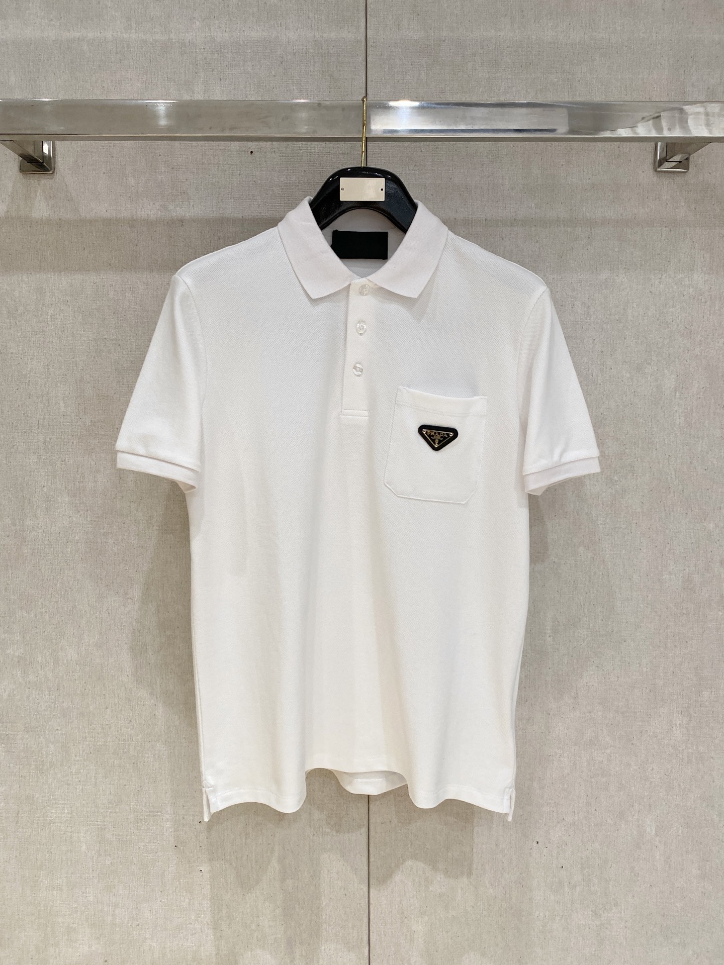 NO:481602,Prada, the latest short-sleeved T-shirt in 2025, handsome and fashionable, exquisite and densely weaving embroidered letter logo on the chest, simple and versatile style. The fabric cotton is not only crisp, maintains the trendy silhouette, but also comfortable to wear, and the yarn is more delicate, the number M-2XL, prada, T-shirt,tees, t-shirt,alexander wang19860909普拉达、2025最新款短袖T恤,帅气时尚,胸前精致密织刺绣字母logo,简约百搭款.面料棉 不仅挺括,保持潮流的廓形,又穿着舒适,纱织更细腻,码数M-2XL,,prada,T-shirt,tees，t-shirt,alexander wang,Men's clothing