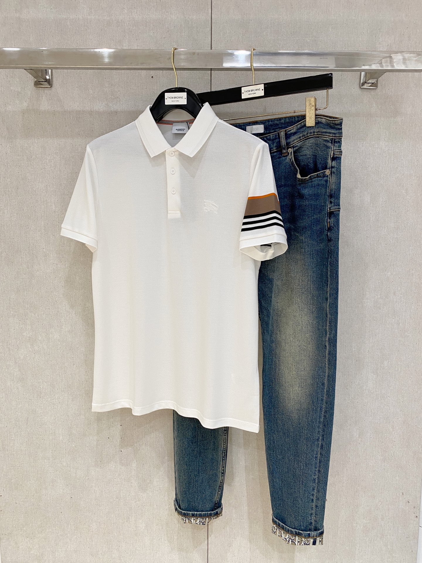 NO:448964,Burberry 2025ss summer new letter logo men's lapel Polo shirt!  Classic business men's style, high-end men's style at the ceiling level of business men's style!  Simple, fashionable and elegant, single-wearing inner wear is decent, quality control/detail control takes away, low-key, luxurious and connotative!  Customer-supplied fixed mesh flooring cotton cloth is carefully made, the surface of the fabric is evenly arranged and neatly arranged, with excellent breathability and heat dissipation and sweat resistance, and the comfort level of the upper body is completely better than that of ordinary single-sided sweat cloth tissue!  The classic brand LOGO logo on the chest is created with top-level craftsmanship. The LOGO has three-dimensional, clear and full texture, and is an extraordinary product in the classic field whether it is inner wear or single wear!  The exquisite cutting process, the processing of every detail is very standard and delicate, and it is comparable to that of ordinary LOW products on the market. Men must enter the basic versatile Polo shirts!  Multi-color Size M-4xl, Burberry, Alexander wang19860909巴宝莉 2025ss夏季新款字母logo男士翻领Polo衫！经典商务男款,高端男装的天花板级别的商务男款！简约时尚大气不失优雅,单穿内搭体面过人,品质控/细节控的闭眼带走,低调又奢华有内涵！ 客供定织网眼珠地棉布精心制成,面料表面排列均匀整齐的网眼纹理,透气性和散热排汗性极佳,上身舒适程度完全优于普通单面汗布组织！胸前经典的品牌LOGO标识,采用顶级工艺打造,LOGO立体清晰饱满,质感非凡的特质,无论是内搭还是单穿都是一款经典领域的产品！精妙绝伦的裁剪工艺,每一个细节处理的非常标准细腻,非市面一般LOW货可以媲美的,男士必入基础百搭款Polo衫推荐！ 颜色多颜色 尺码M-4xl,,burberry,alexander wang,Men's clothing