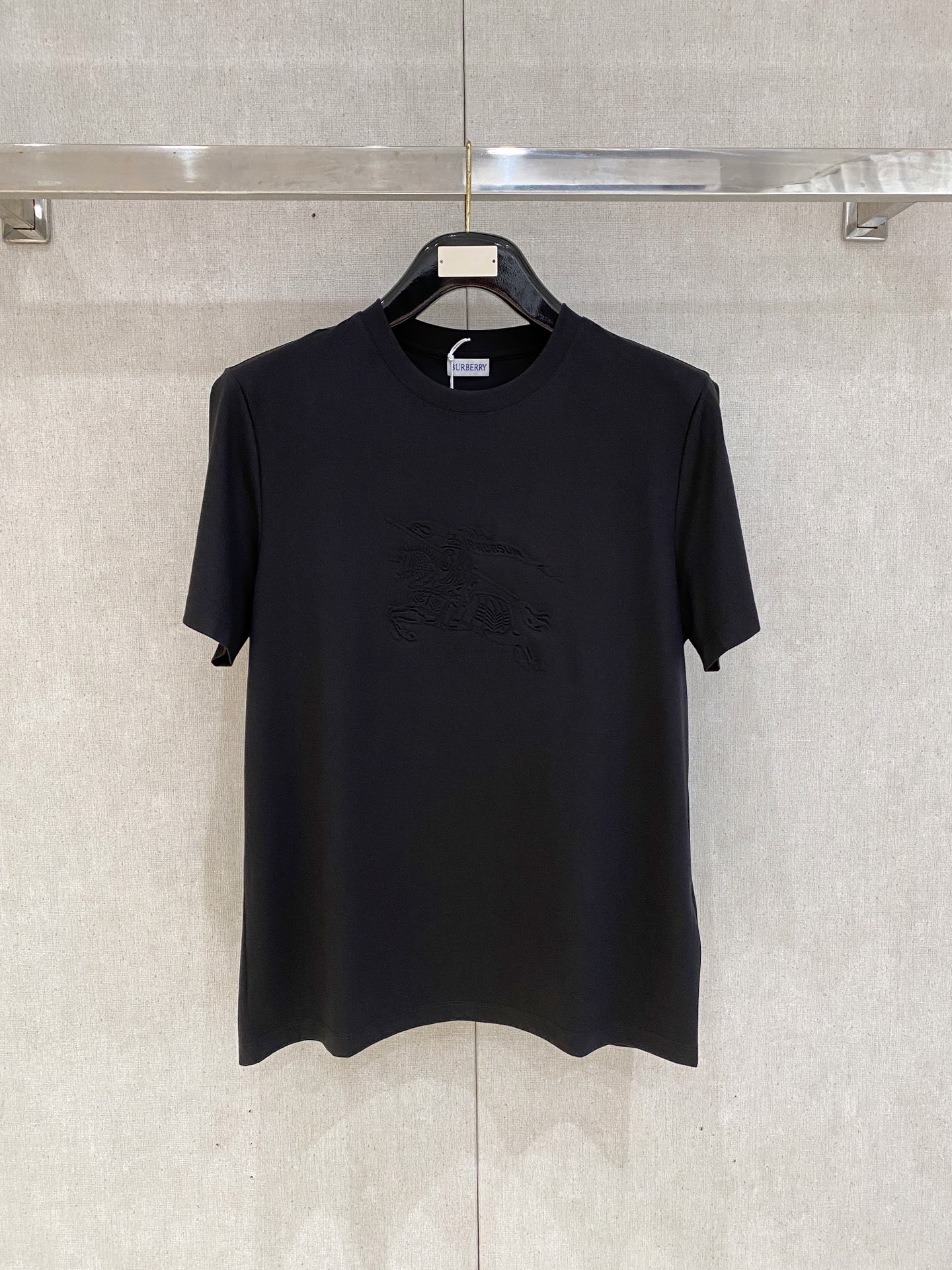 NO:463125,Burberry Top Quality 2025 new short-sleeved products!  Selected 100 double-sided mercerated cotton fabrics, soft to the touch. Top imported private goods, fashionable design, trendy short sleeves, undeniable quality, excellent effect on the upper body, the same style as the luxury official website!  Size M-3XL, Burberry, T-shirt, alexander wang19860909巴宝莉 顶级品质 2025款新品短袖！精选100支双面丝光棉面料,手感柔软.顶级进口私货,时尚设计潮流短袖,不失奢华 品质毋庸置疑 上身效果超赞,奢华官网同款！尺码M-3XL,,burberry,T-shirt,alexander wang,Men's clothing