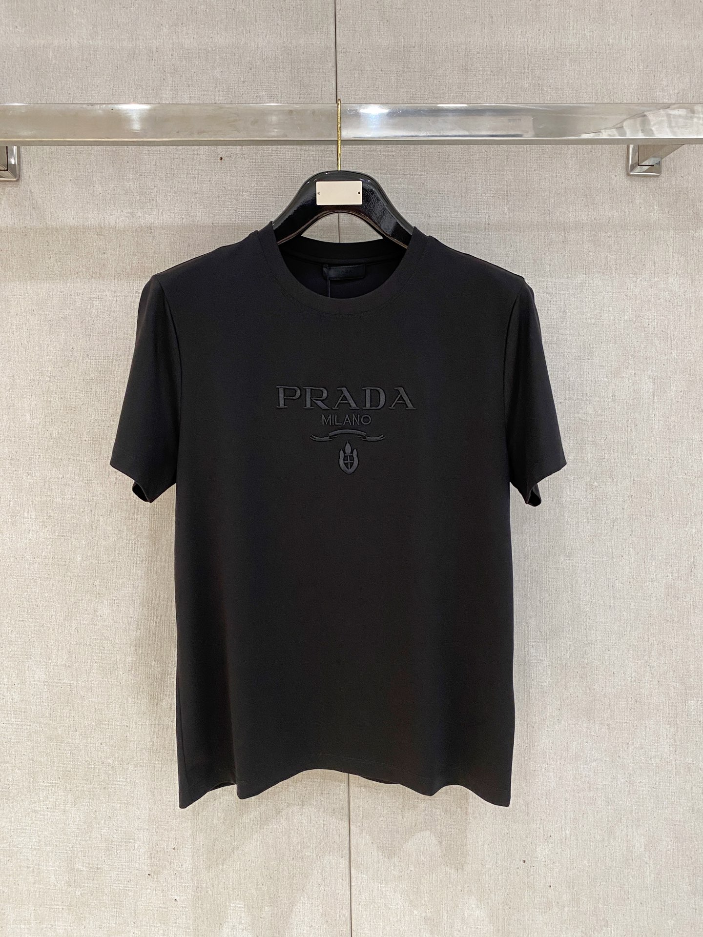 NO:463115,Prada Top quality 2025 new short-sleeved products!  Selected 100 double-sided mercerated cotton fabrics, soft to the touch. Top imported private goods, fashionable design, trendy short sleeves, undeniable quality, excellent effect on the upper body, the same style as the luxury official website!  Size M-3XL, prada, T-shirt, alexander wang19860909普拉达 顶级品质 2025款新品短袖！精选100支双面丝光棉面料,手感柔软.顶级进口私货,时尚设计潮流短袖,不失奢华 品质毋庸置疑 上身效果超赞,奢华官网同款！尺码M-3XL,,prada,T-shirt,alexander wang,Men's clothing