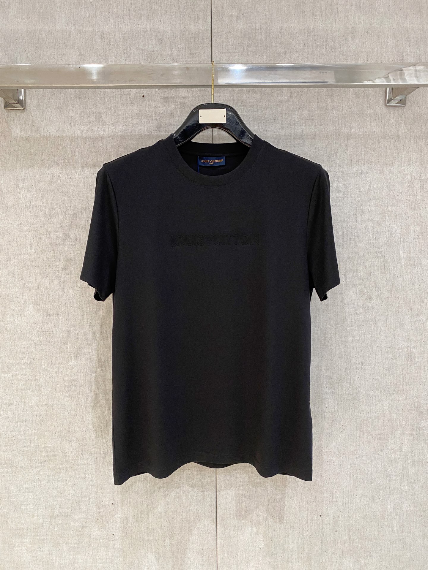 NO:463104,1v Louis Vuitton Top quality 2025 new short-sleeved products!  Selected 100 double-sided mercerated cotton fabrics, soft to the touch. Top imported private goods, fashionable design, trendy short sleeves, undeniable quality, excellent effect on the upper body, the same style as the luxury official website!  Size M-3XL, louis vuitton, T-shirt, alexander wang198609091v路易威登 顶级品质 2025款新品短袖！精选100支双面丝光棉面料,手感柔软.顶级进口私货,时尚设计潮流短袖,不失奢华 品质毋庸置疑 上身效果超赞,奢华官网同款！尺码M-3XL,,louis vuitton,T-shirt,alexander wang,Men's clothing