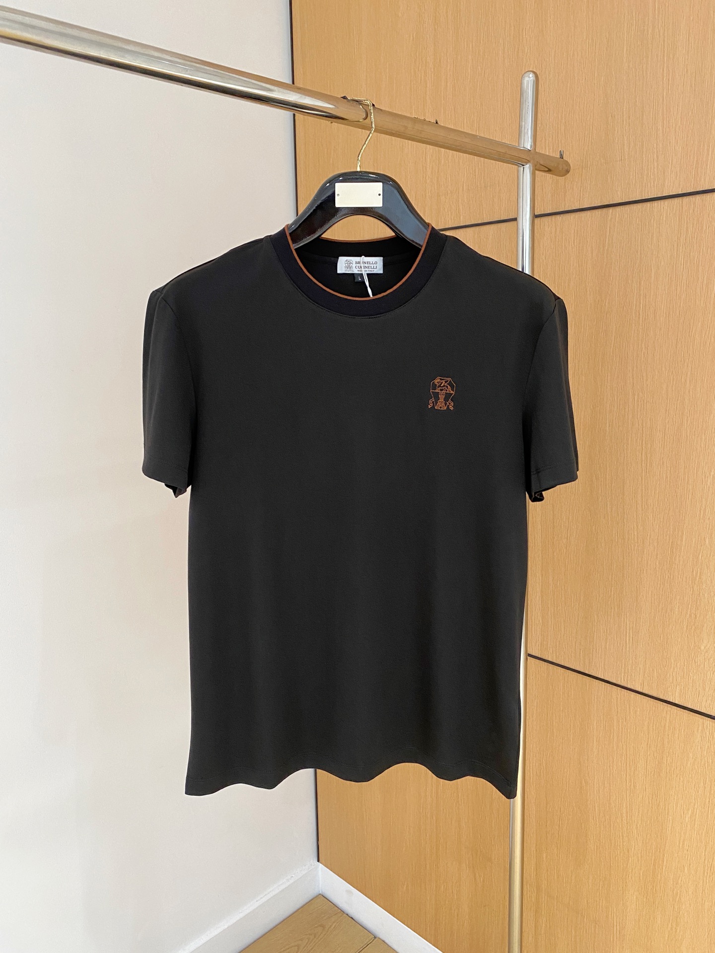 “Classic Business and Leisure Apparel: Rich Fabrics, Comfort, and Custom Designs for All Sizes”