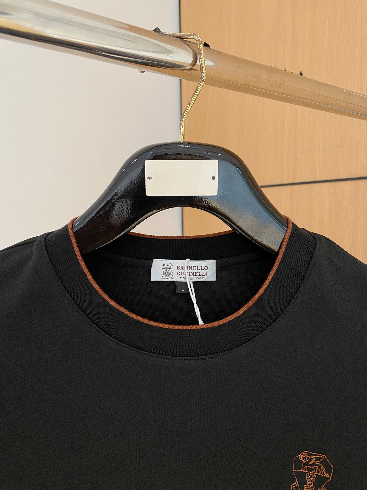 “Classic Business and Leisure Apparel: Rich Fabrics, Comfort, and Custom Designs for All Sizes” - 图片 2