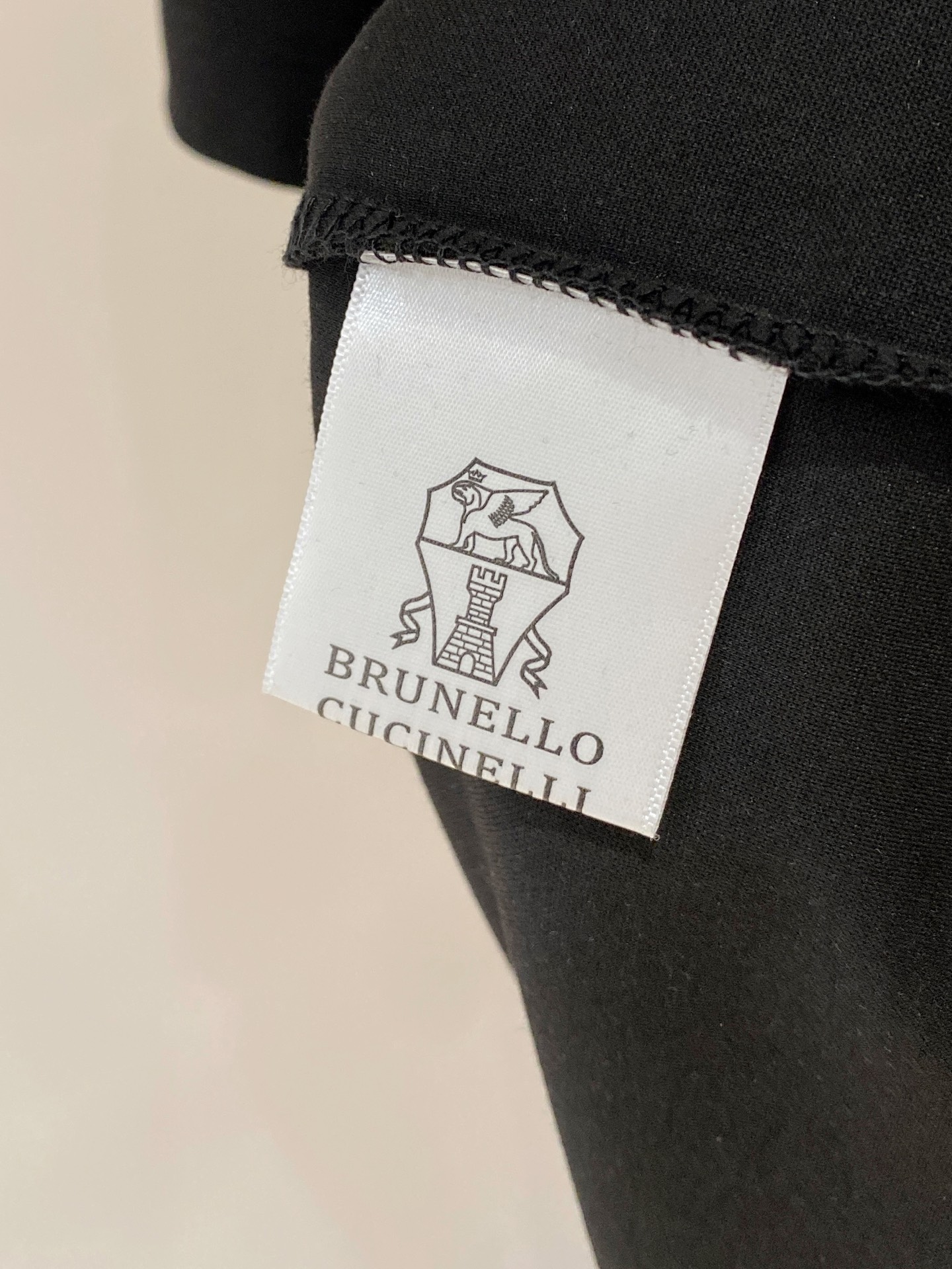 “Classic Business and Leisure Apparel: Rich Fabrics, Comfort, and Custom Designs for All Sizes” - 图片 8