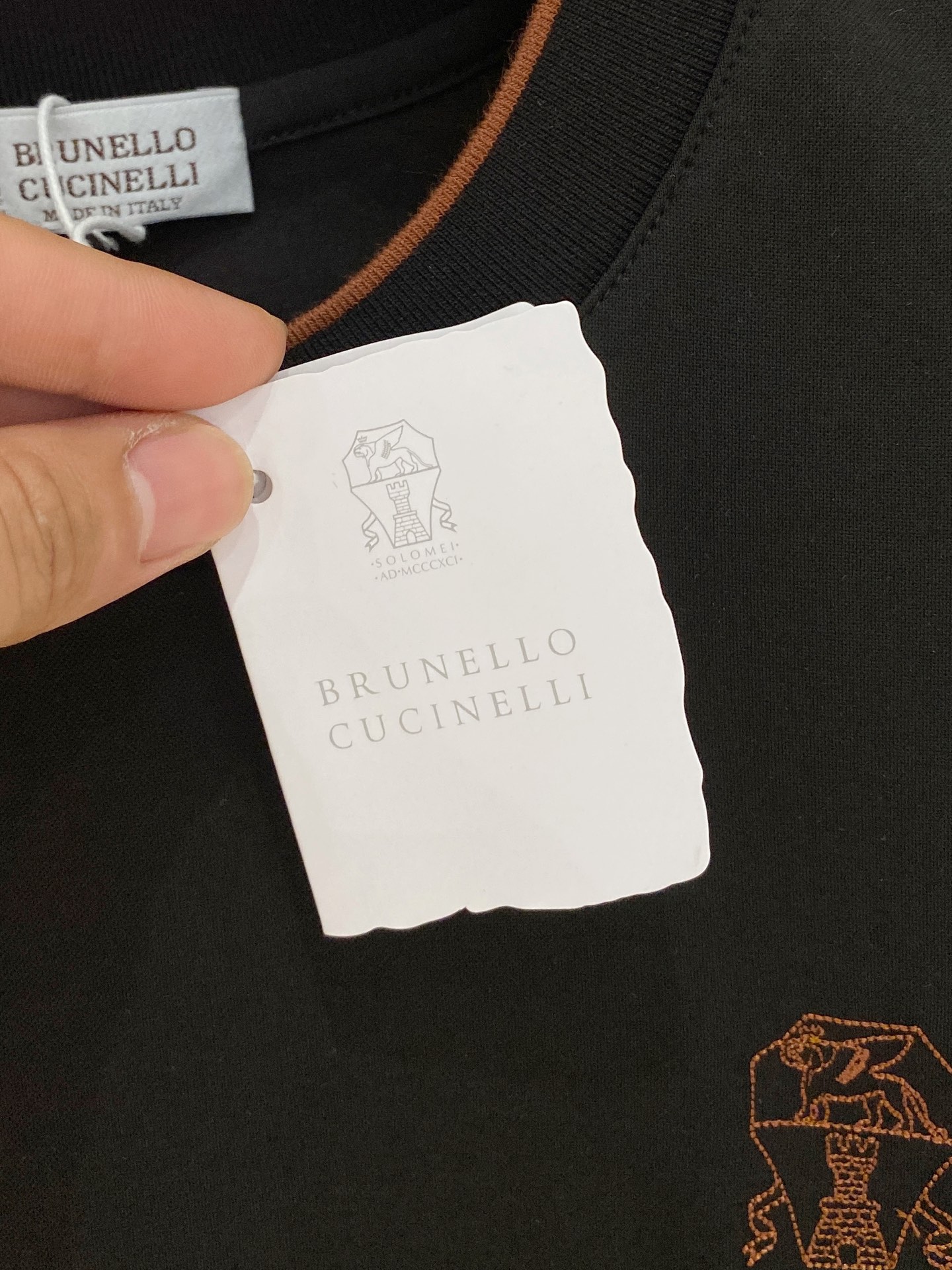 “Classic Business and Leisure Apparel: Rich Fabrics, Comfort, and Custom Designs for All Sizes” - 图片 5