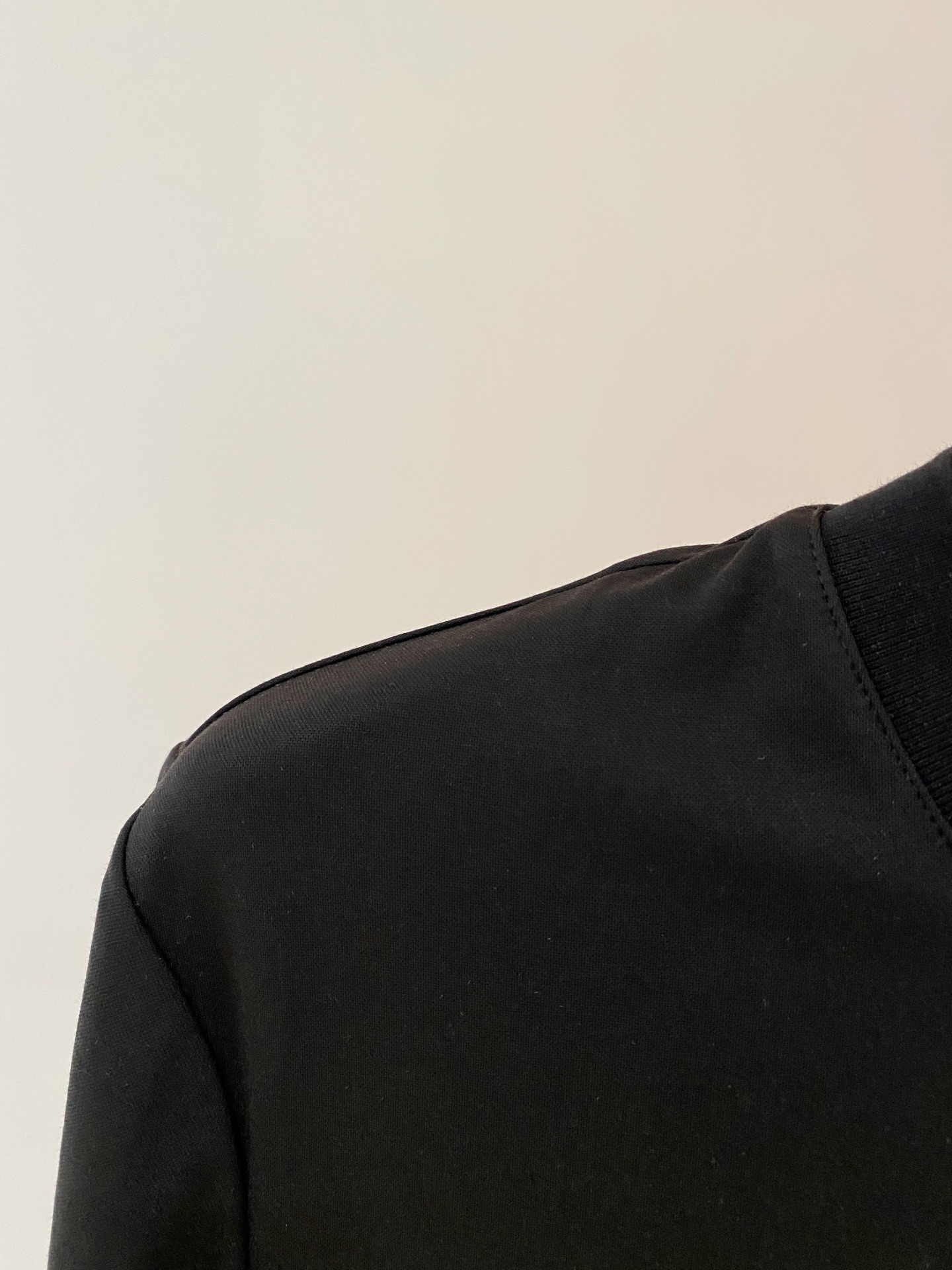 “Classic Business Leisure T-Shirts: Comfortable Silk Cotton Fabric in Black, White, Blue – Sizes M-3XL” - 图片 3