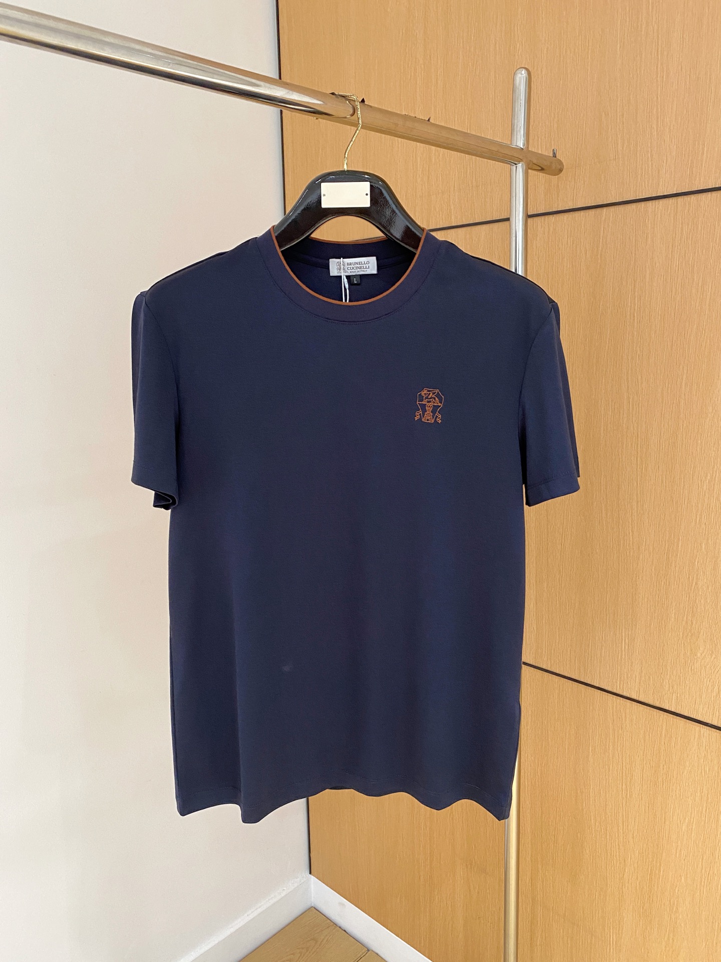 “Year-Old Classic Business and Leisure Apparel: Perfect Match for Letter-Printed T-Shirts and Comfortable Fabrics” - 图片 1