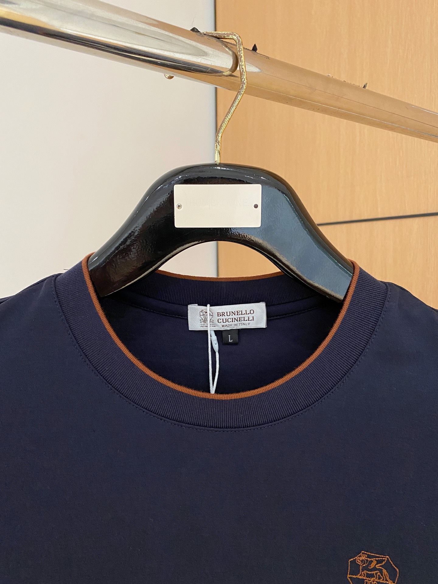 “Year-Old Classic Business and Leisure Apparel: Perfect Match for Letter-Printed T-Shirts and Comfortable Fabrics” - 图片 2