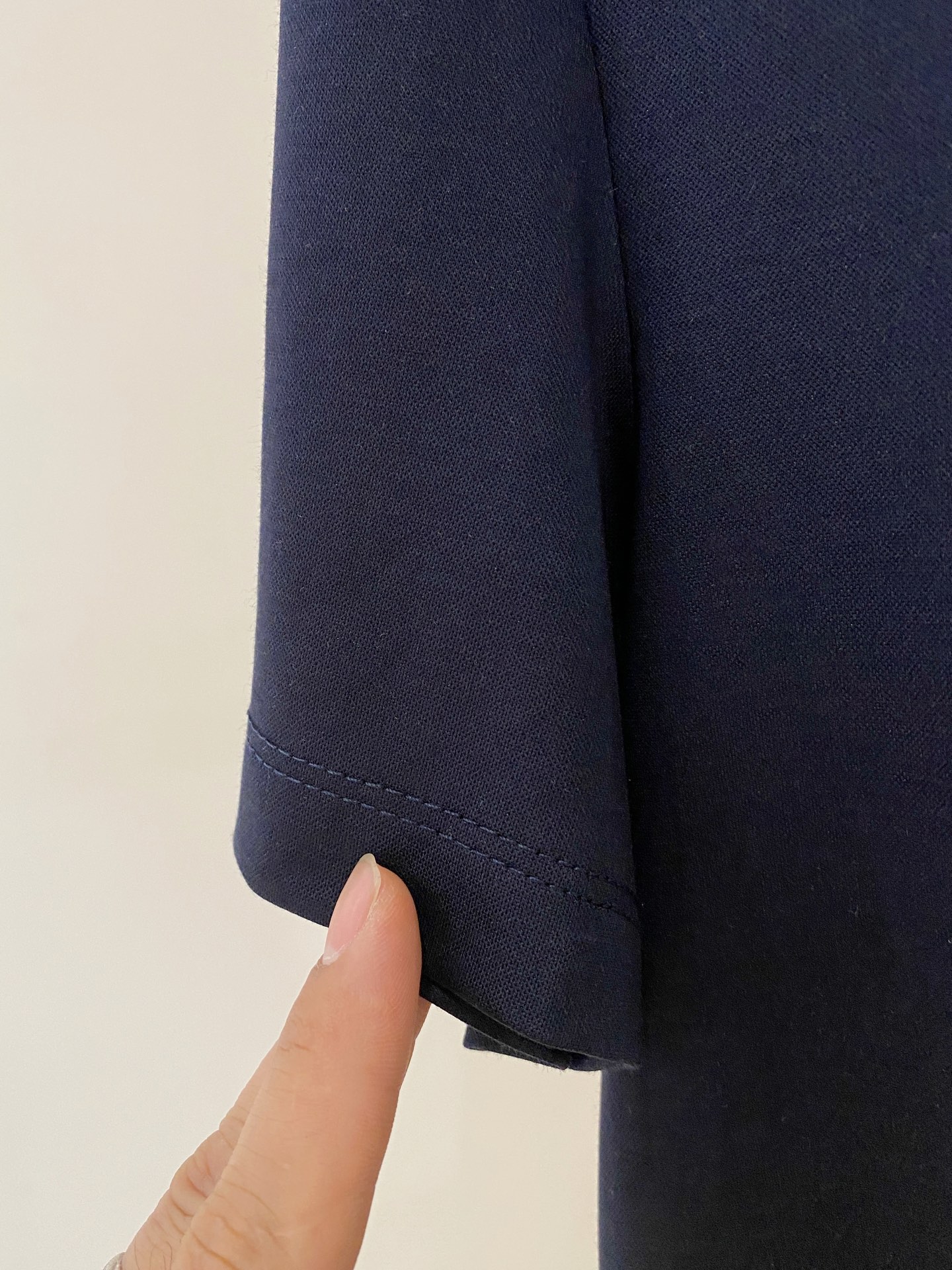 “Year-Old Classic Business and Leisure Apparel: Perfect Match for Letter-Printed T-Shirts and Comfortable Fabrics” - 图片 6