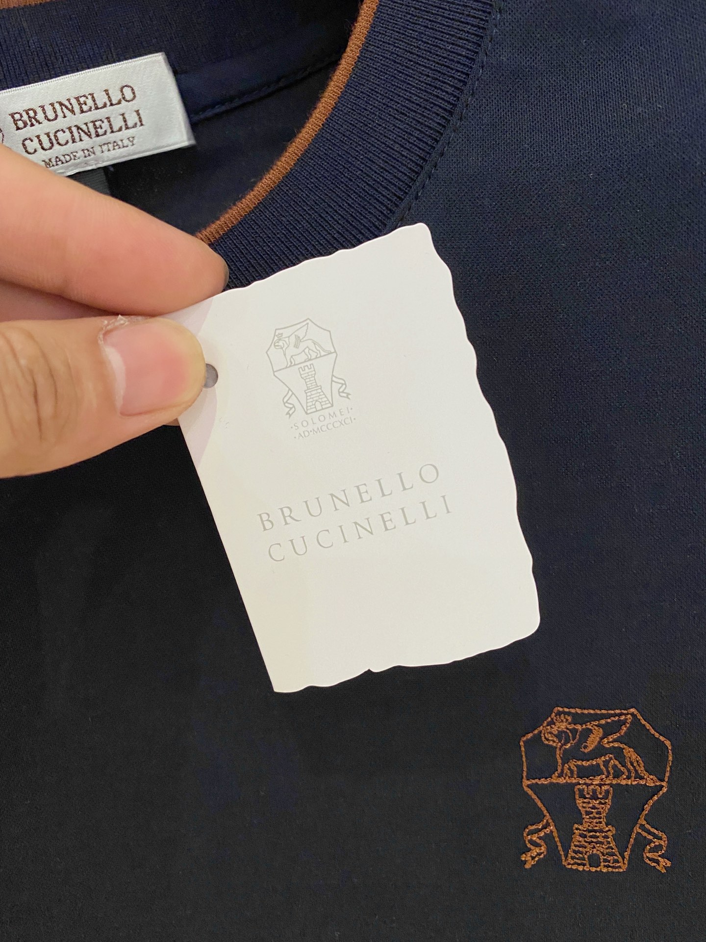 “Year-Old Classic Business and Leisure Apparel: Perfect Match for Letter-Printed T-Shirts and Comfortable Fabrics” - 图片 5