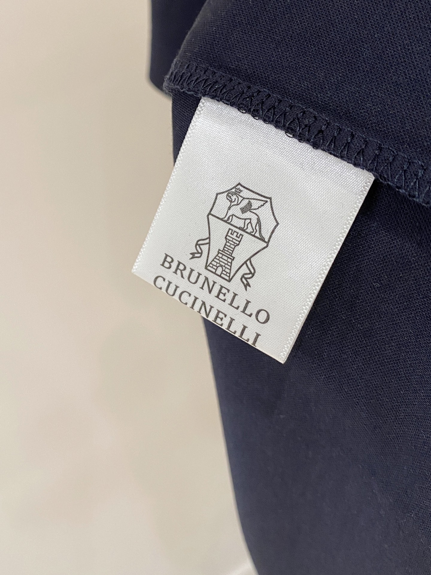 “Year-Old Classic Business and Leisure Apparel: Perfect Match for Letter-Printed T-Shirts and Comfortable Fabrics” - 图片 8