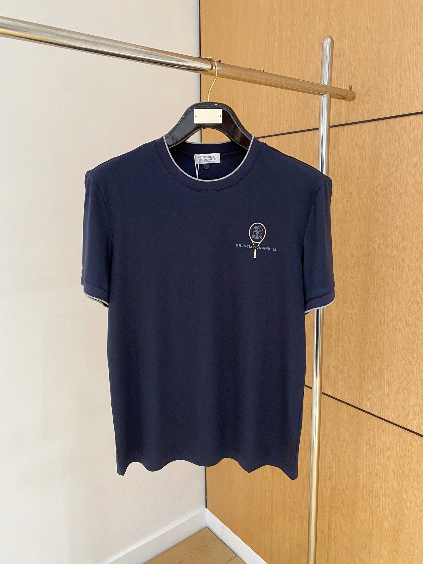 “Year-Old Classic Business and Leisure T-Shirts for Rich and New Guests in Various Sizes”