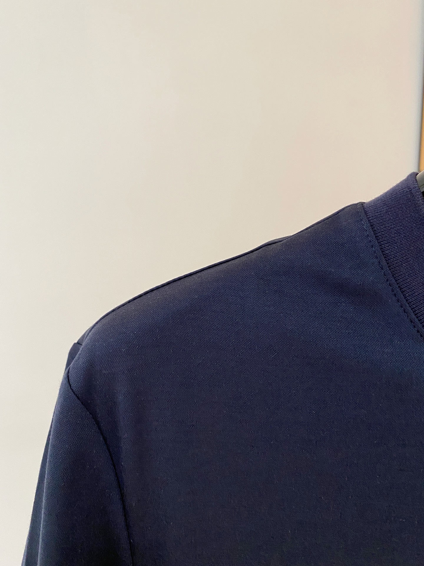 “Classic Business Leisure T-Shirts for Seniors: Comfortable Silk Cotton Fabric in Black, White, Blue – Sizes M-3XL” - 图片 3