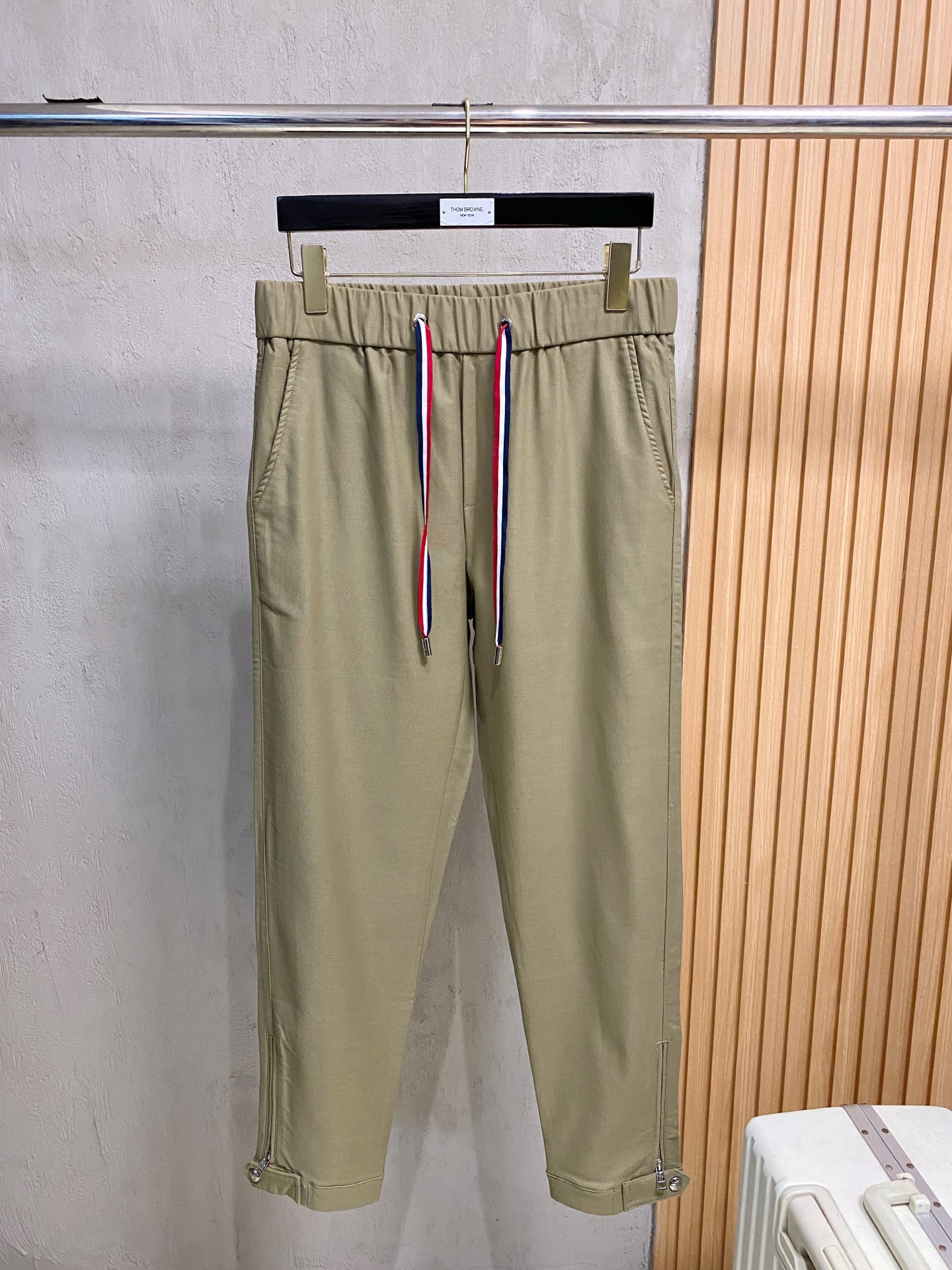 蒙*口 Mo**ler 新款休闲透气休闲裤！重磅定制面料裤子面料扎实上身挺括有型做工极其考究，不挑人百搭