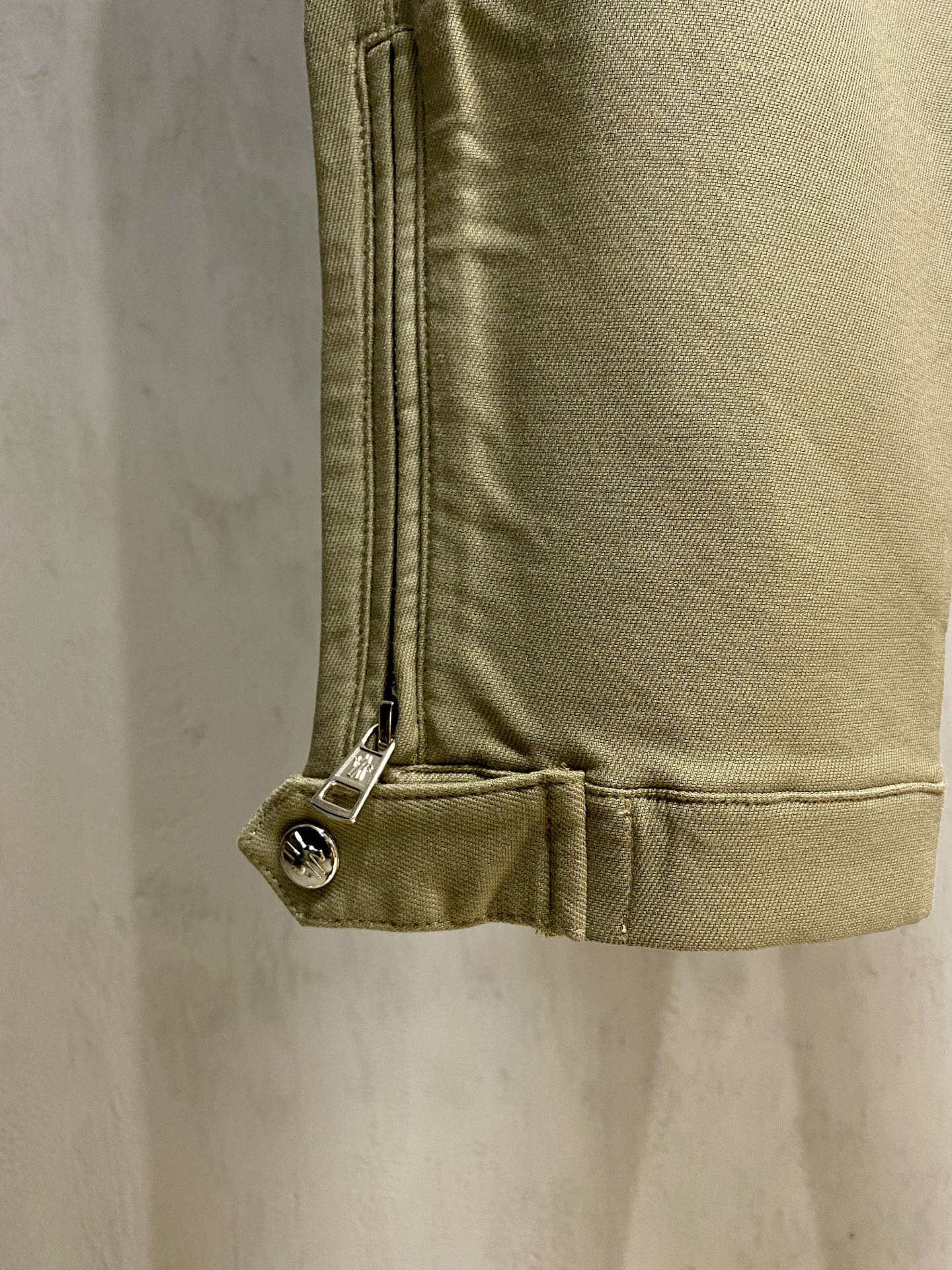 蒙*口 Mo**ler 新款休闲透气休闲裤！重磅定制面料裤子面料扎实上身挺括有型做工极其考究，不挑人百搭