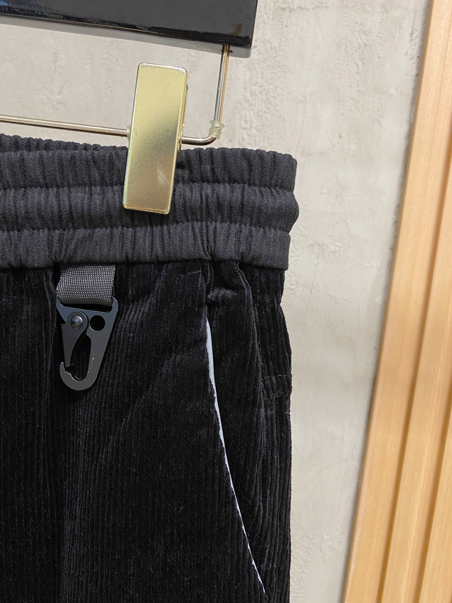 蒙*口 Mo**ler 新款休闲透气休闲裤！重磅定制面料裤子面料扎实上身挺括有型做工极其考究，不挑人百搭