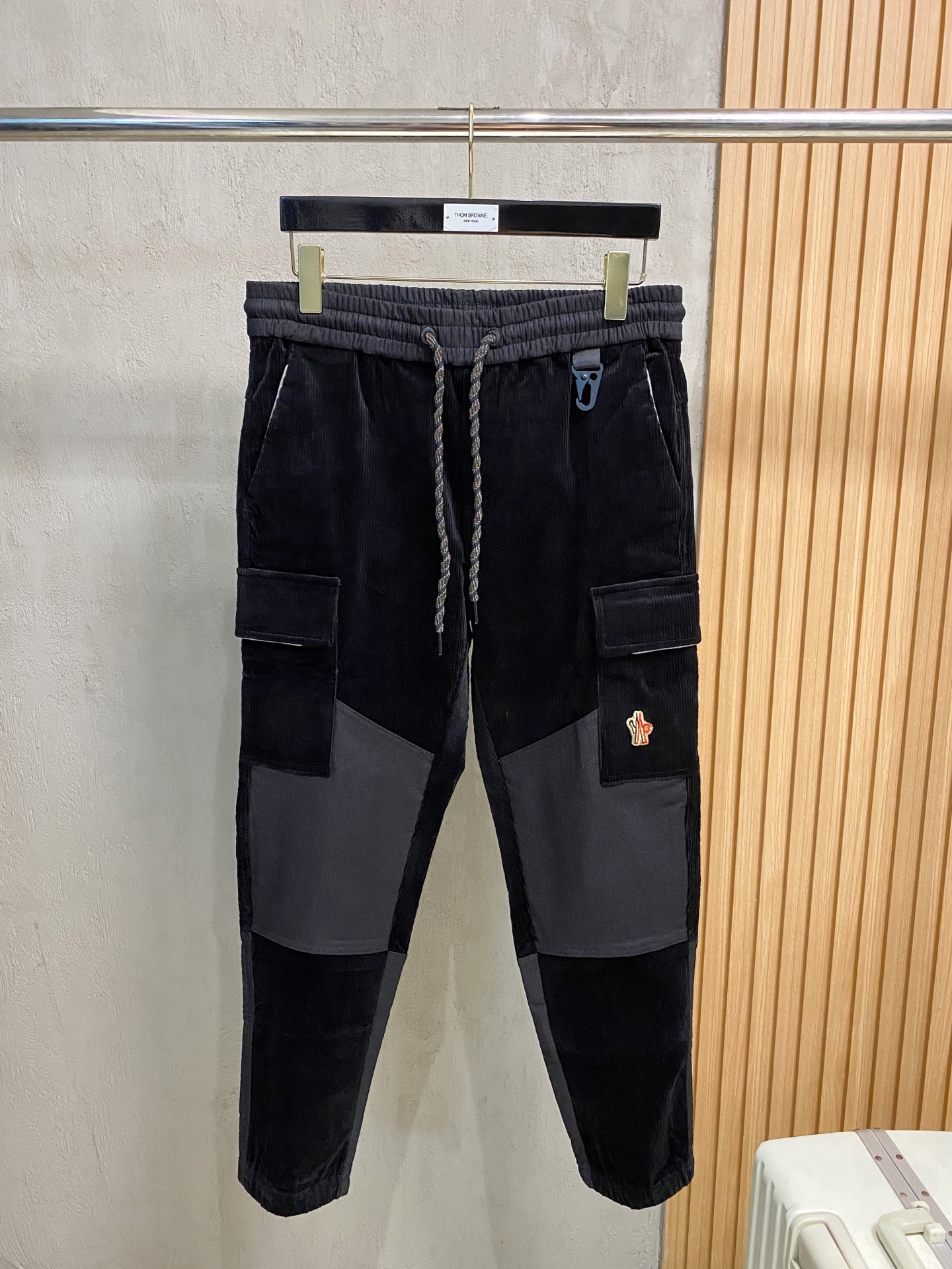 蒙*口 Mo**ler 新款休闲透气休闲裤！重磅定制面料裤子面料扎实上身挺括有型做工极其考究，不挑人百搭