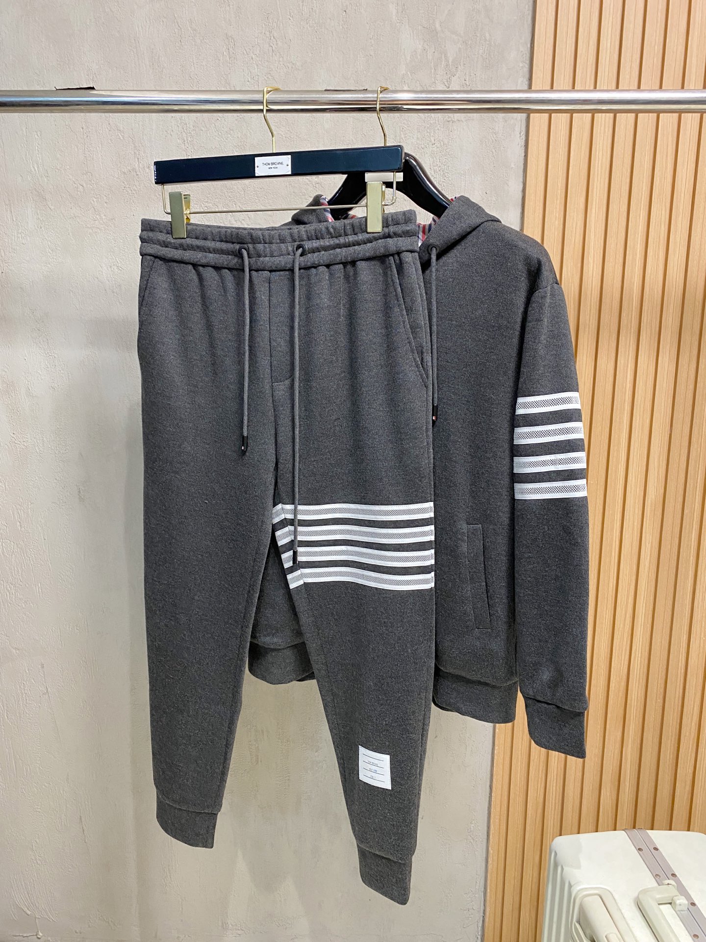 重磅推荐 男士套装 简约百搭款，不挑人穿，腰部松紧抽绳设计 出口订单标准，所有细节处理都非常到位；采用特