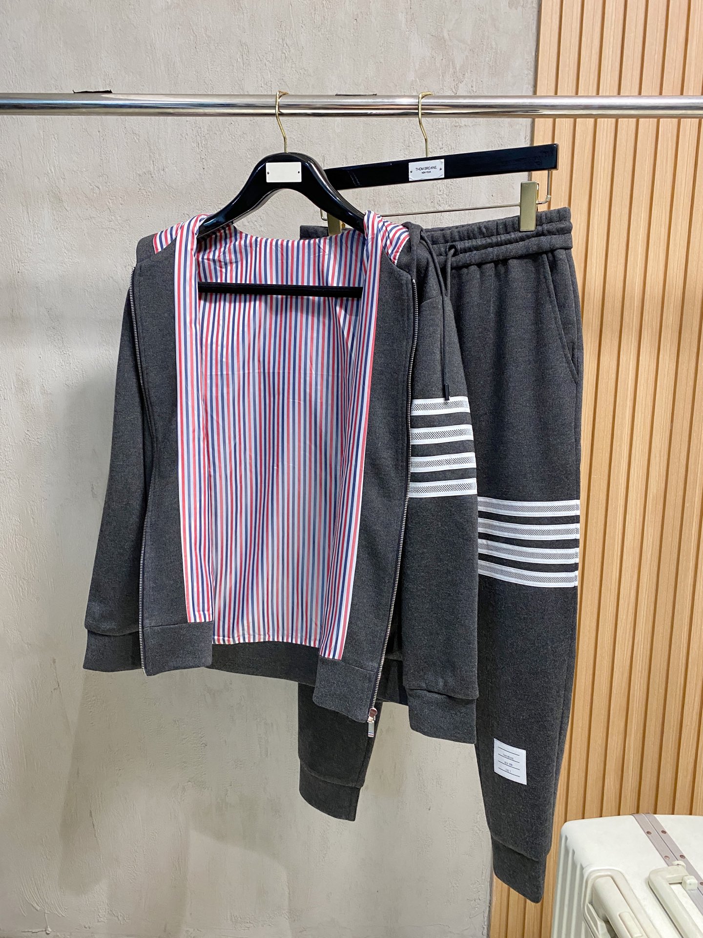 重磅推荐 男士套装 简约百搭款，不挑人穿，腰部松紧抽绳设计 出口订单标准，所有细节处理都非常到位；采用特