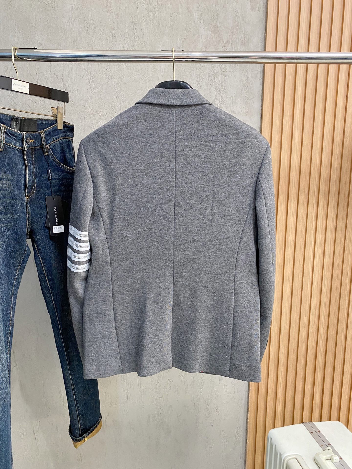 (新品)TB新款经典三粒扣时尚羊毛单西，男女同款经典色织四条杠标识休闲翻领西服外套！贸易公司渠道！TB口