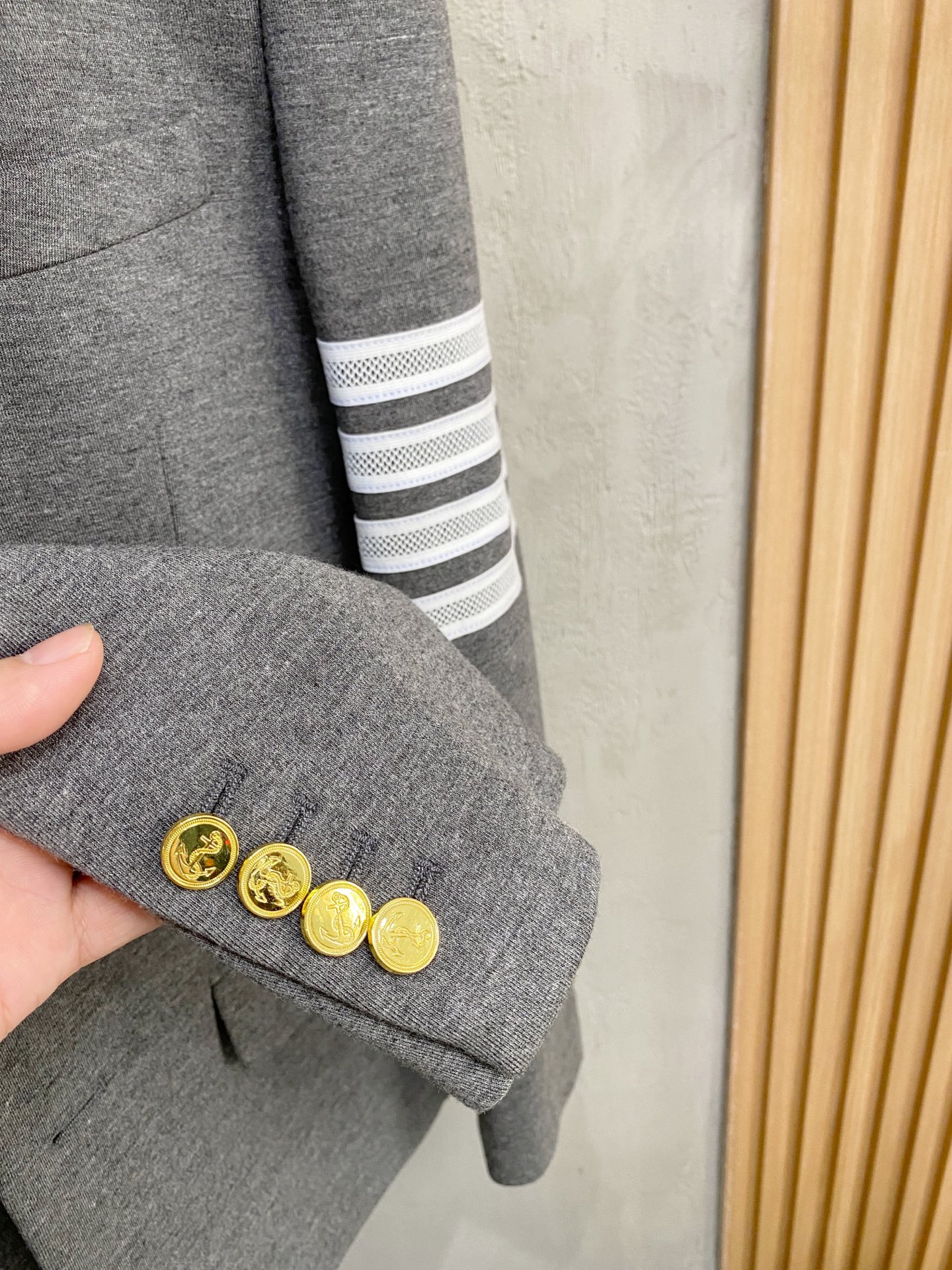 (新品)TB新款经典三粒扣时尚羊毛单西，男女同款经典色织四条杠标识休闲翻领西服外套！贸易公司渠道！TB口