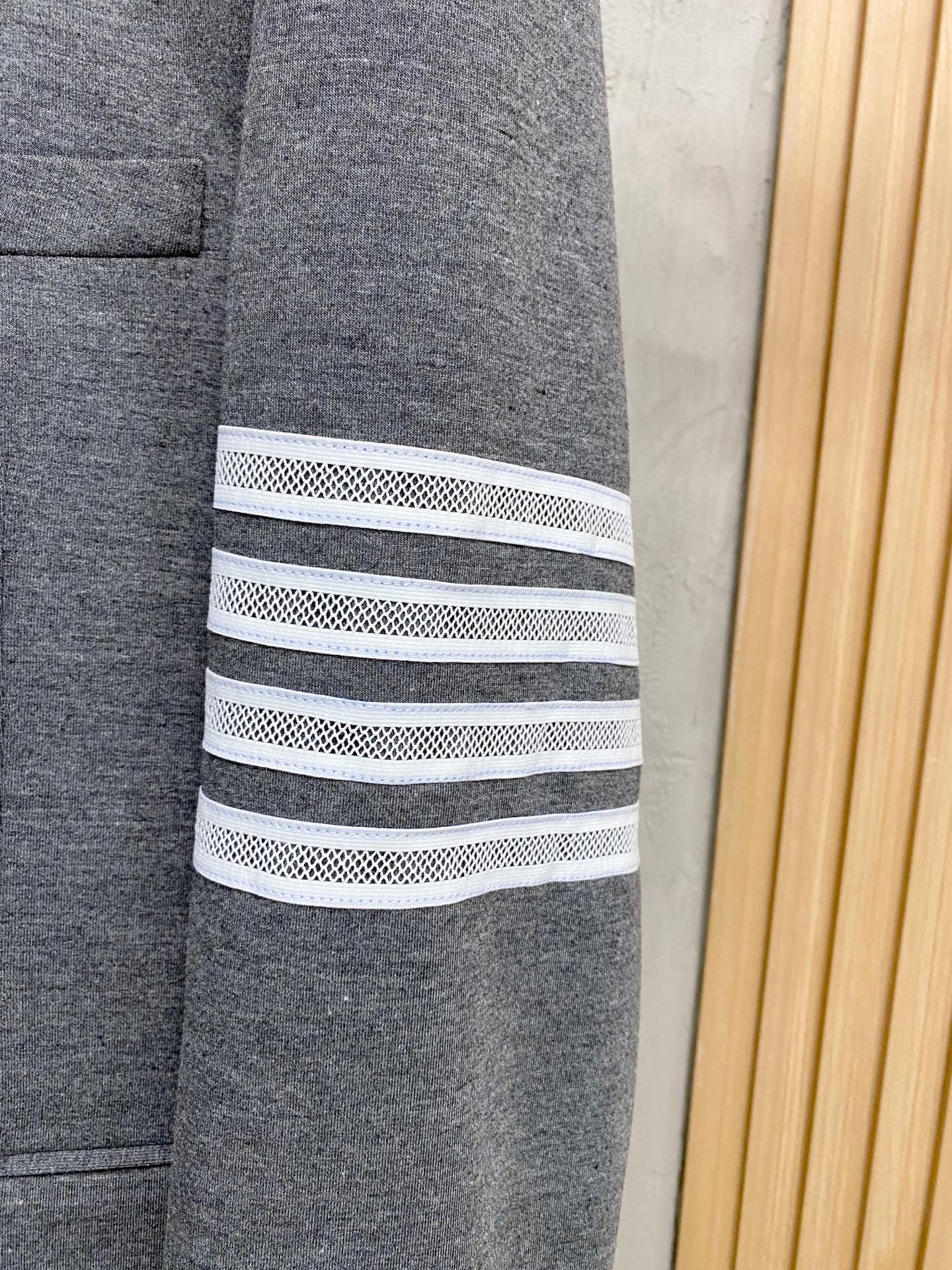 (新品)TB新款经典三粒扣时尚羊毛单西，男女同款经典色织四条杠标识休闲翻领西服外套！贸易公司渠道！TB口