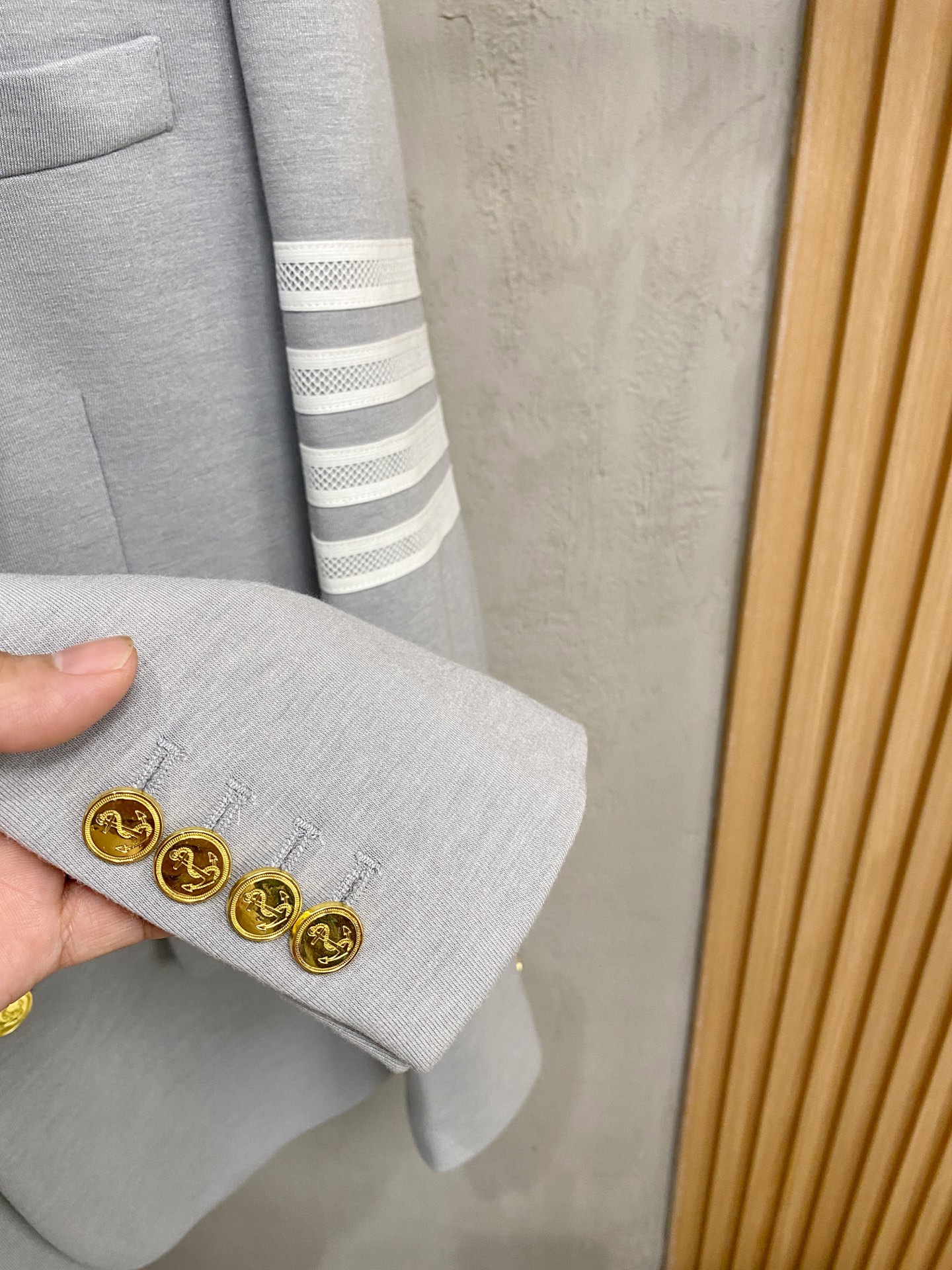 (新品)TB新款经典三粒扣时尚羊毛单西，男女同款经典色织四条杠标识休闲翻领西服外套！贸易公司渠道！TB口