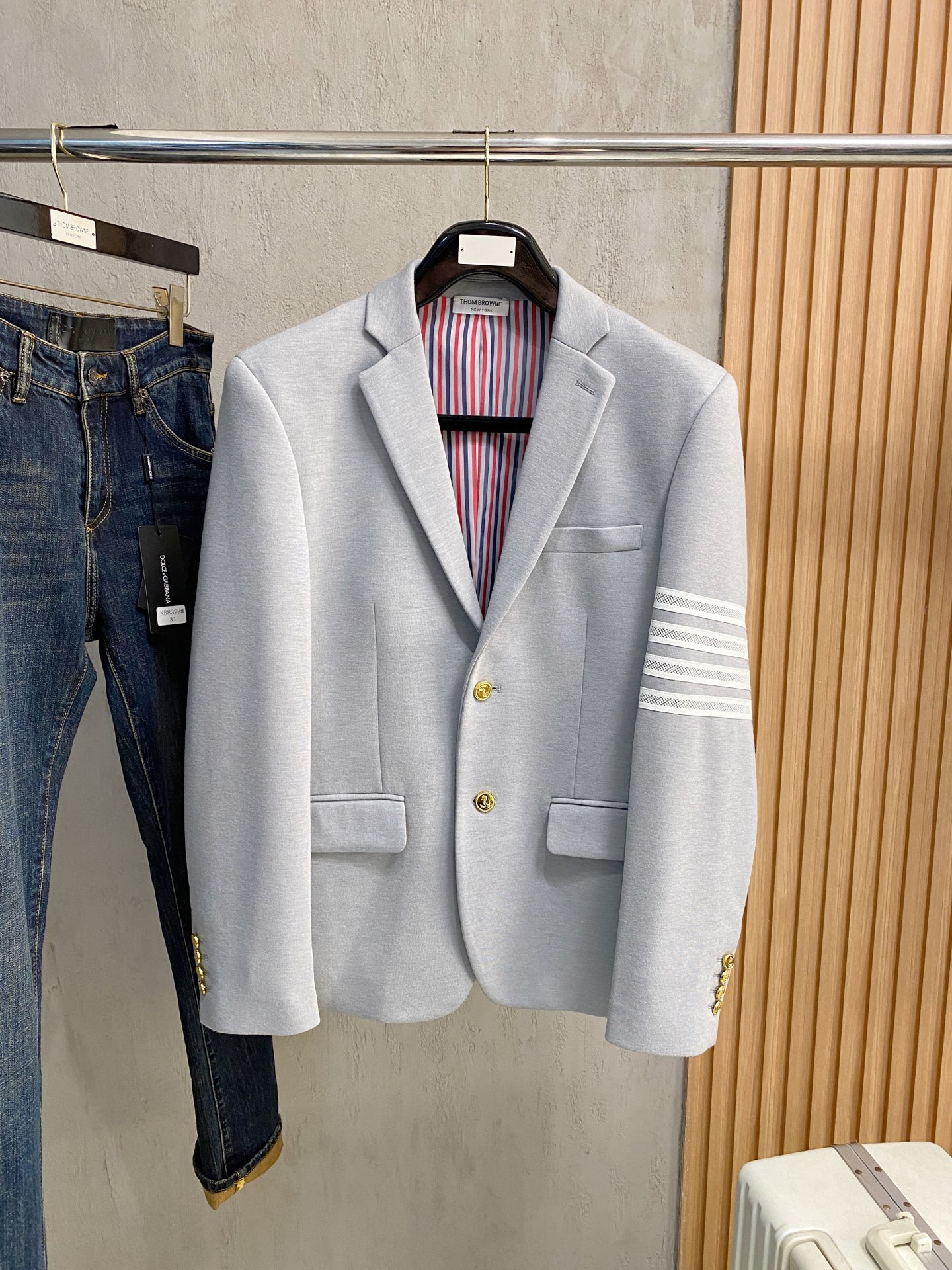 (新品)TB新款经典三粒扣时尚羊毛单西，男女同款经典色织四条杠标识休闲翻领西服外套！贸易公司渠道！TB口