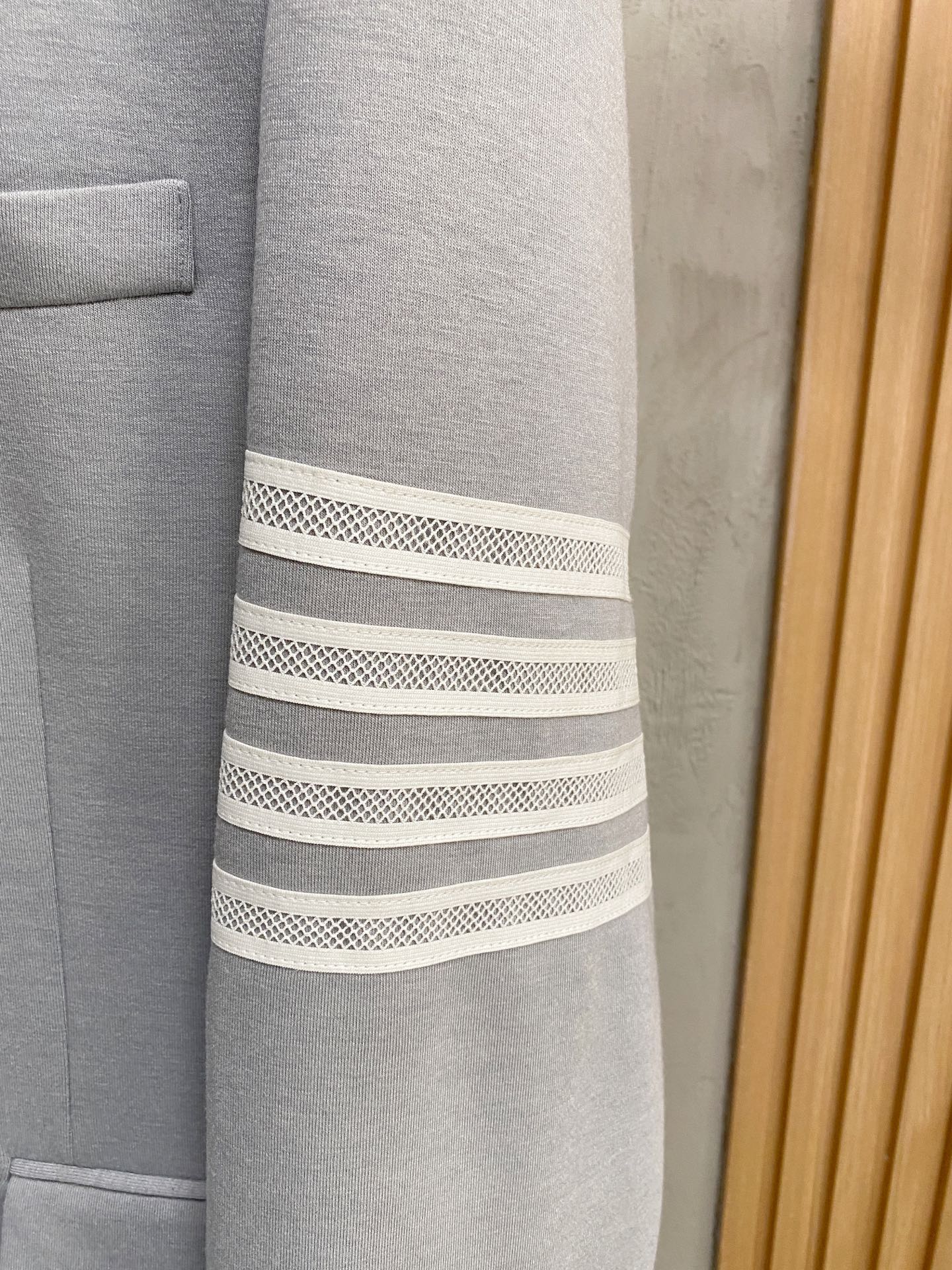 (新品)TB新款经典三粒扣时尚羊毛单西，男女同款经典色织四条杠标识休闲翻领西服外套！贸易公司渠道！TB口