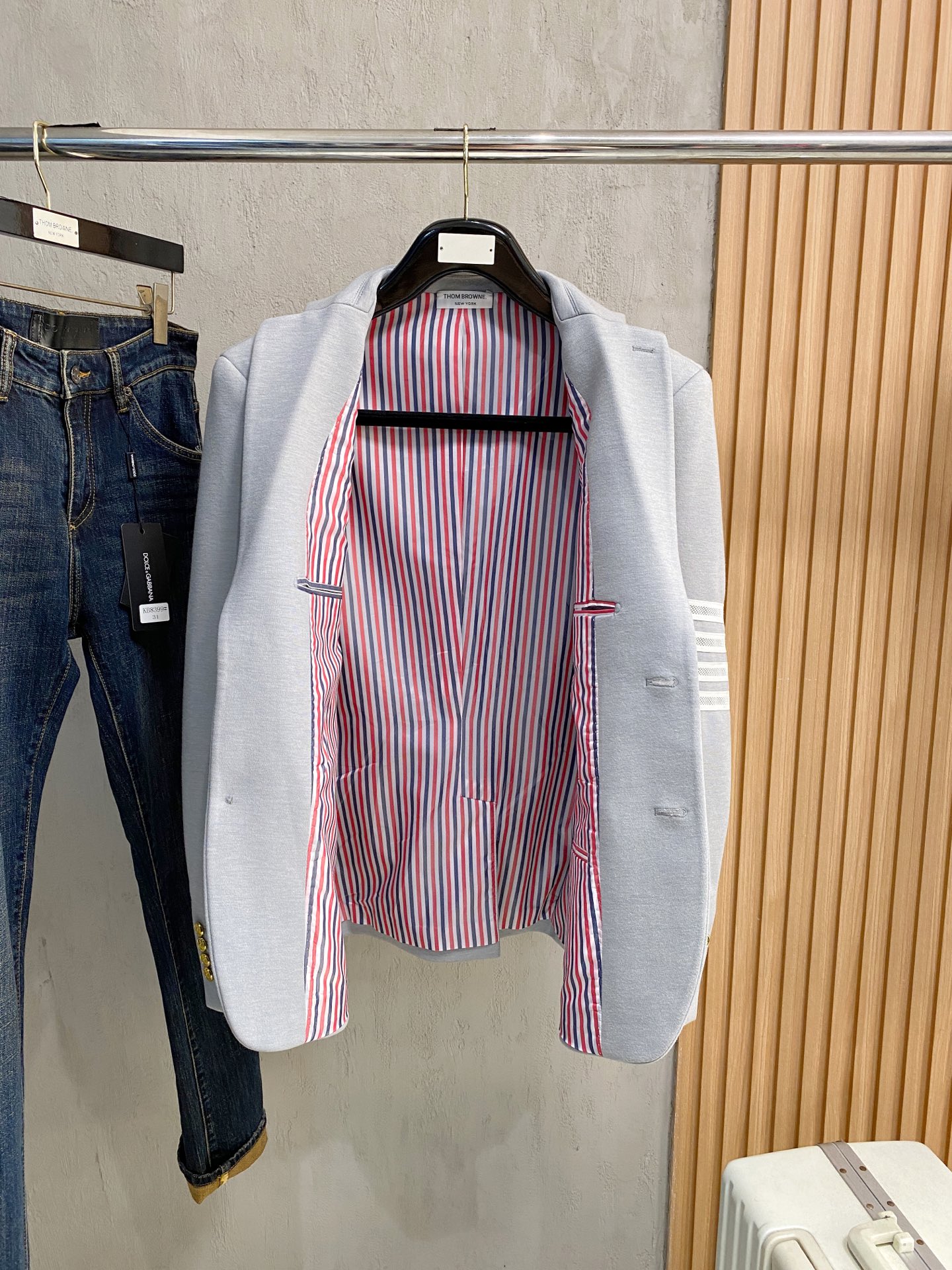 (新品)TB新款经典三粒扣时尚羊毛单西，男女同款经典色织四条杠标识休闲翻领西服外套！贸易公司渠道！TB口