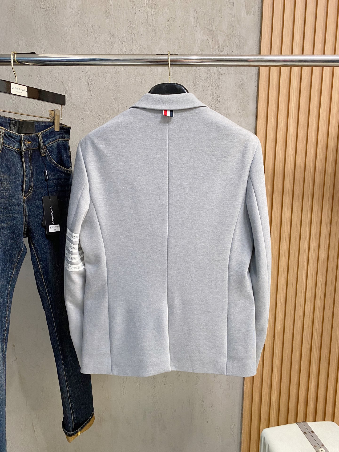 (新品)TB新款经典三粒扣时尚羊毛单西，男女同款经典色织四条杠标识休闲翻领西服外套！贸易公司渠道！TB口