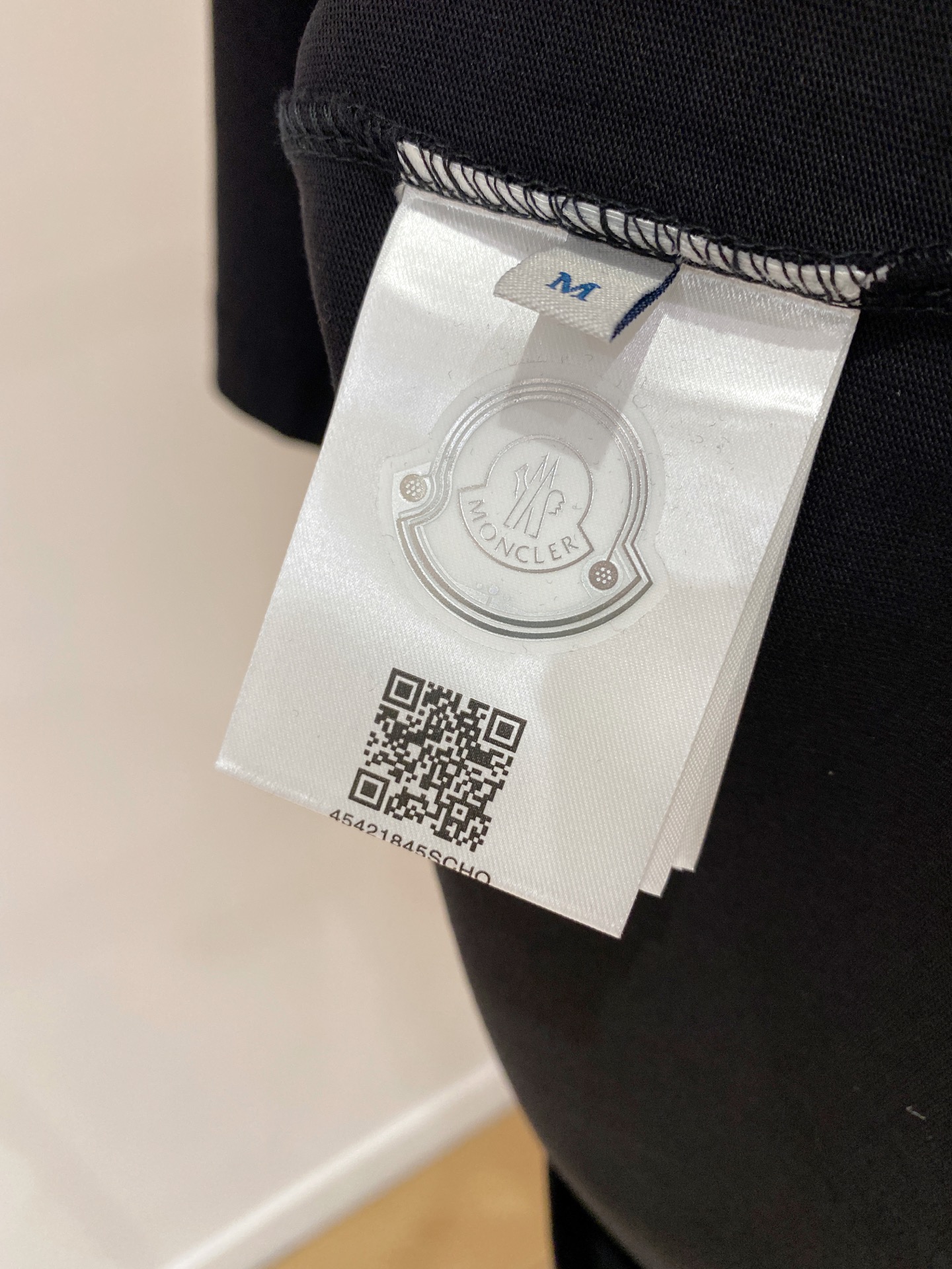  蒙口 2025春夏新款首发专柜最新款短袖圆领T恤 高端订制 设计前卫时尚！品牌logo重工艺设计 高端