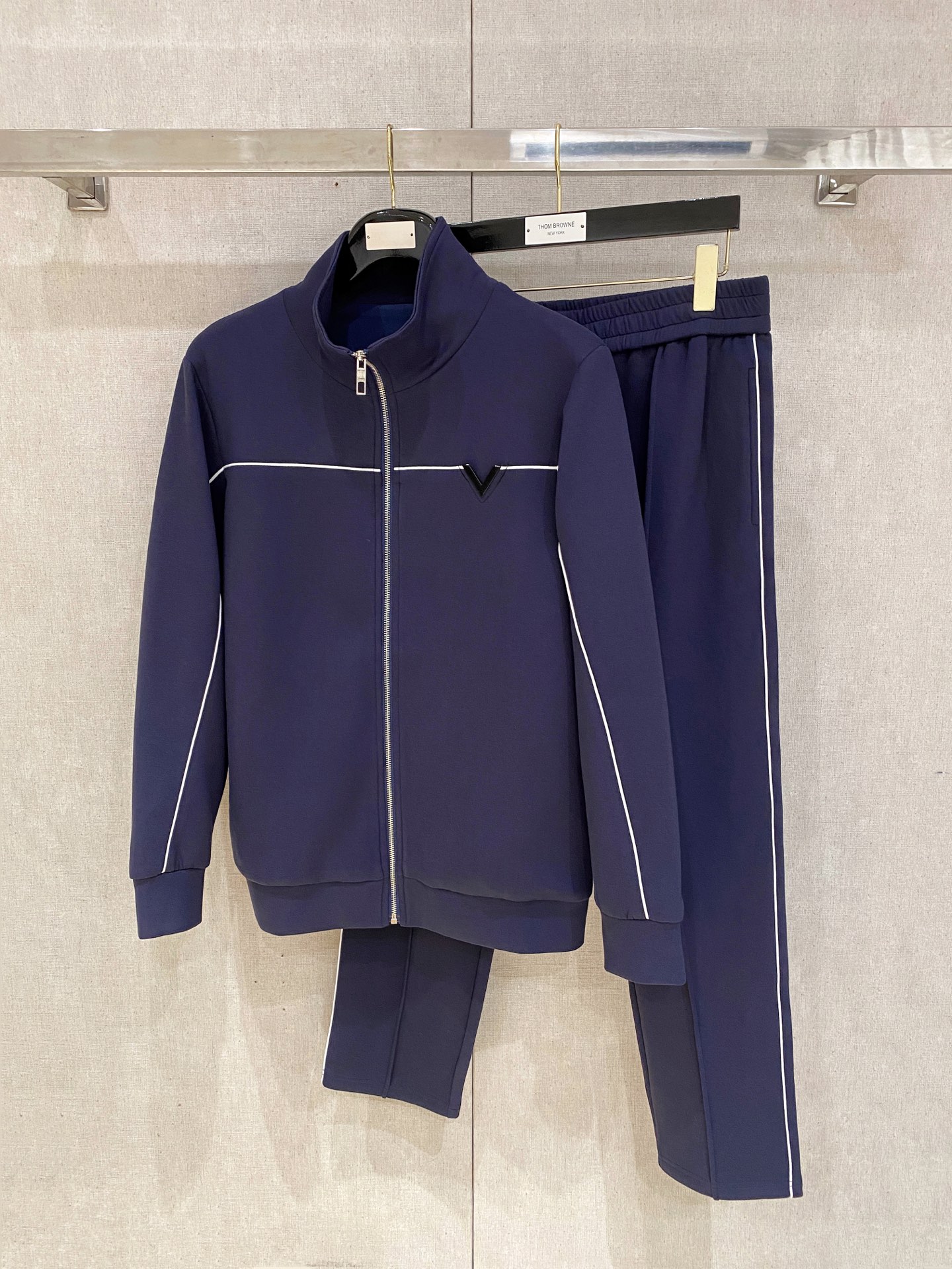 NO:568737,Recommended men's suit, simple and versatile, easy to wear, elastic drawstring design at the waist, export order standard, all details are handled in place; using special 3D three-dimensional surround cutting process, it has the velvety texture of wool and the skin-friendly comfort of sweatpants. It feels soft and waxy without losing its backbone. It has good stretchability, good warmth retention, fine and exquisite texture, very high density, and will not fade or deform after being worn for a long time.  M-3XL,,alexander wang19860909重磅推荐 男士套装 简约百搭款,不挑人穿,腰部松紧抽绳设计 出口订单标准,所有细节处理都非常到位；采用特殊3D立体环绕裁剪工艺 ,既有羊毛的绒绒质感,又有卫裤的亲肤舒适感,手感软糯,而又不失骨干,穿着舒展性好,保暖性好,纹理细腻精致,密度非常得高,久穿久洗不褪色不变形 M-3XL,,alexander wang,Men's clothing