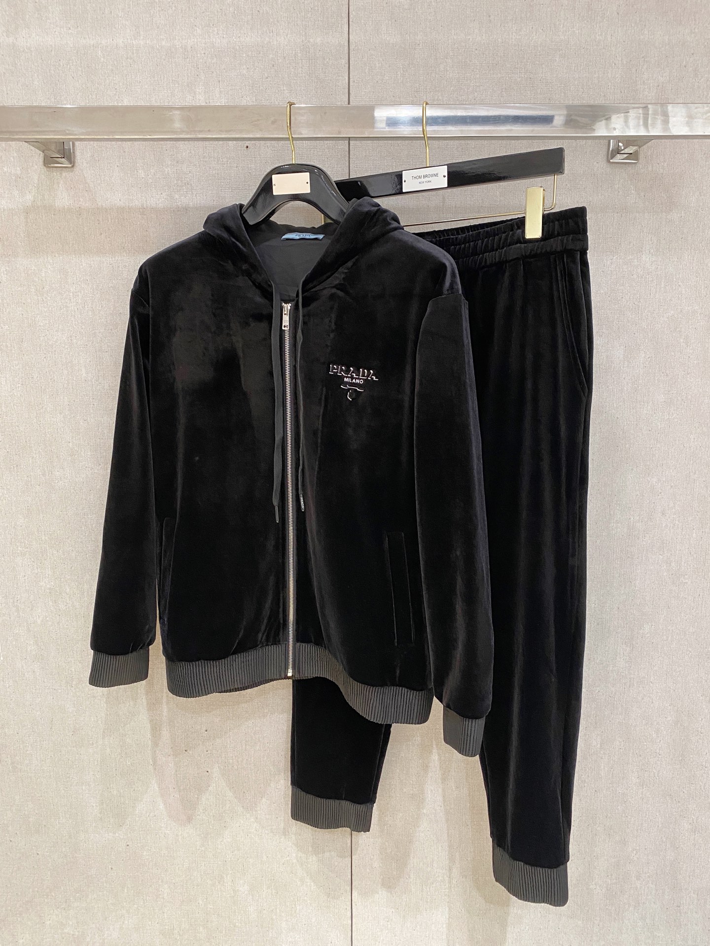 NO:568733,Recommended men's suit, simple and versatile, easy to wear, elastic drawstring design at the waist, export order standard, all details are handled in place; using special 3D three-dimensional surround cutting process, it has the velvety texture of wool and the skin-friendly comfort of sweatpants. It feels soft and waxy without losing its backbone. It has good stretchability, good warmth retention, fine and exquisite texture, very high density, and will not fade or deform after being worn for a long time.  M-3XL,,alexander wang19860909重磅推荐 男士套装 简约百搭款,不挑人穿,腰部松紧抽绳设计 出口订单标准,所有细节处理都非常到位；采用特殊3D立体环绕裁剪工艺 ,既有羊毛的绒绒质感,又有卫裤的亲肤舒适感,手感软糯,而又不失骨干,穿着舒展性好,保暖性好,纹理细腻精致,密度非常得高,久穿久洗不褪色不变形 M-3XL,,alexander wang,Men's clothing