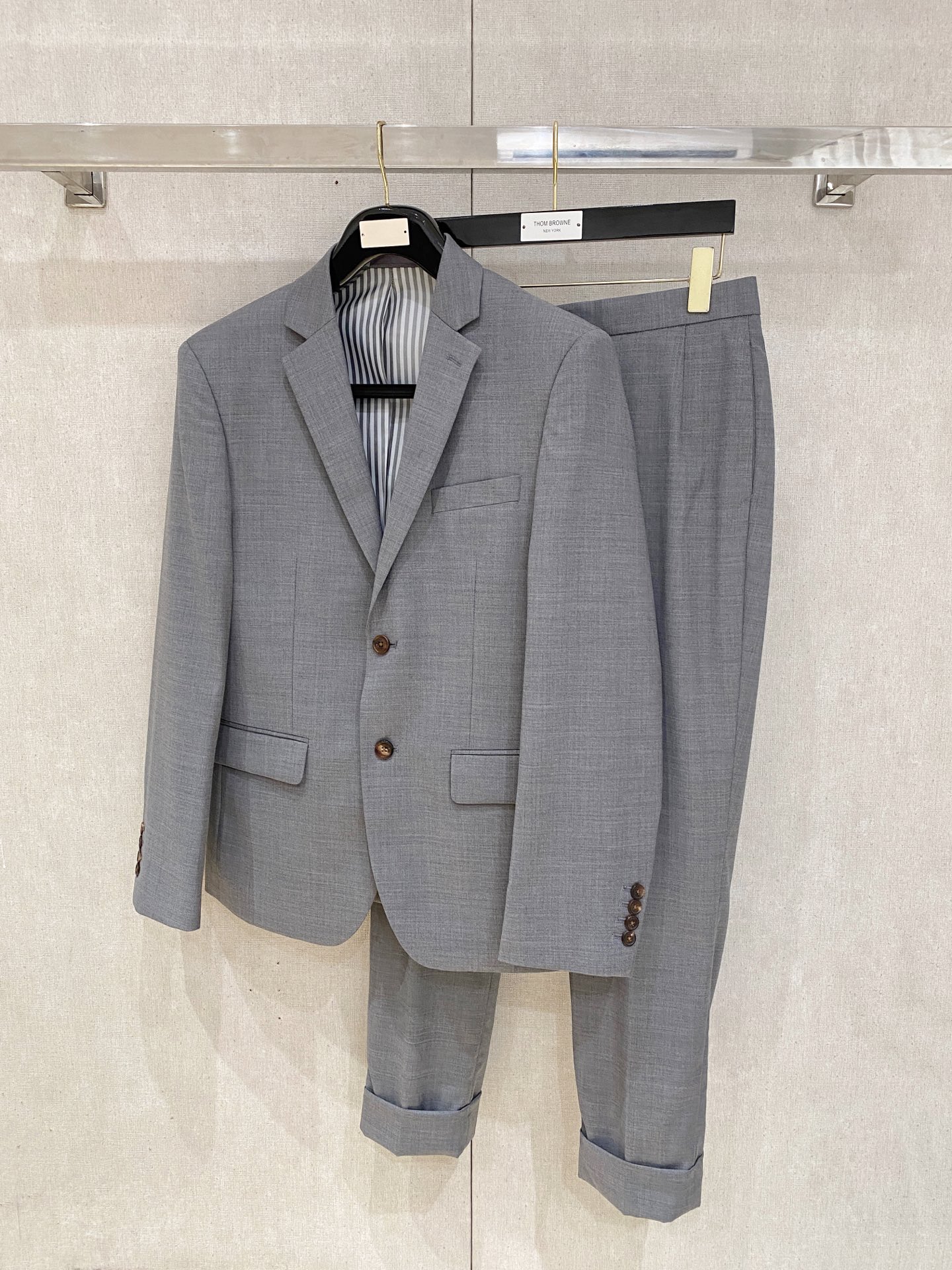 NO:530442,One of the best 'characters' in the TB family, the classic double-buckle cutting design style, the price is over 10,000 yuan, which is a must. Men's wool suit, a simple and fashionable casual representative work, and luxurious business formal wear does not violate the slightly trendy retro feel. TB, the high-end suit's subordinate product, also has a place. Suits are a must-have item for every man. As a good suit, you must pass the cutting design, the style must be held in a good style, and the use of fabrics is also the top priority. This suit pants are made of pure Merino 70 wool imported from Australia. There is nothing on the market. The three-color webbing strips are obvious. The webbing is woven using instrument horizontal jacquard technology. The red, white and blue stripes are oily and the texture is integrated. The edges of the two ends of the webbing are smooth and curved, which also makes the inferior quality of currency nowhere to hide. The real original horn buckle  .Don't miss it, the quality is impeccable 1-5 codes (corresponding to M-3XL), business suit, alexander wang19860909TB 家族中的极品“角色”之一,经典的双扣裁剪设计风格,售价破万那是必须的 男士羊毛套西 简约时尚的休闲代表作品,奢华商务正装也不违过略带潮流复古感.高端西服的隶属品TB也占有一席之地. 西装是每个男人的必备单品,做为一套好的套西裁剪设计一定要过关,型格主义风格要把持有度,面料的采用也是重中之重.此款西服裤子均采用进口澳洲的纯美利奴70羊毛制作 市面上绝无仅有 三色织带条显而易见,织带运用器械横式提花工艺编织而成,红白蓝条纹色泽油润,纹理一体化,织带两端边线呈现圆滑弧度设计,这也让通货的劣质无处遁形 真正的原版牛角扣 .请勿错过,好品质无可挑剔 1-5码（对应M-3XL）,,business suit,alexander wang,Men's clothing