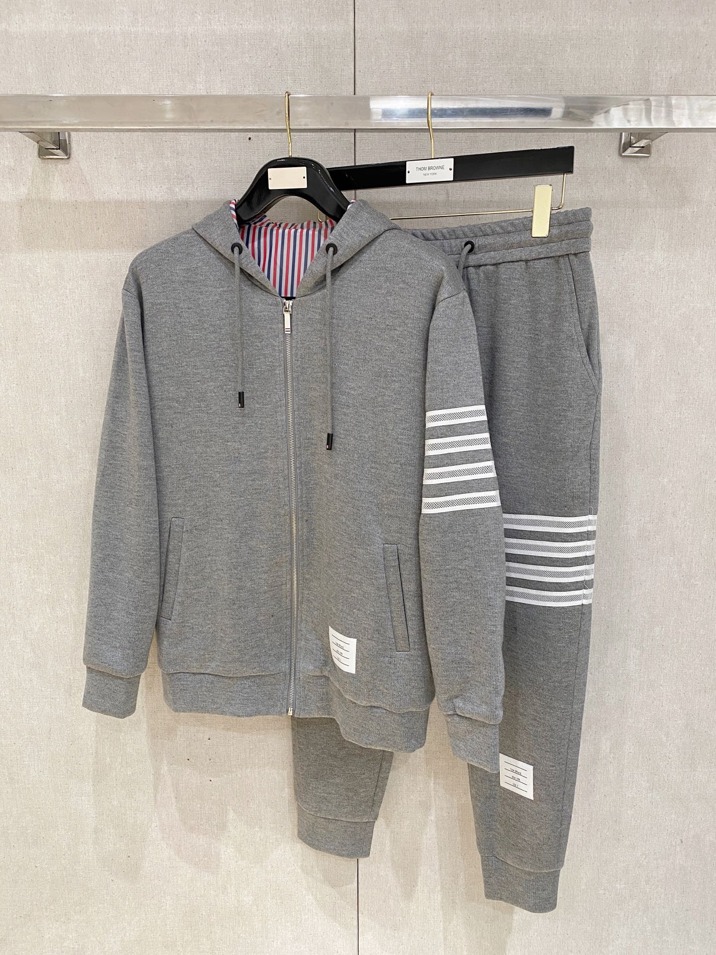 NO:568729,Recommended men's suit, simple and versatile, easy to wear, elastic drawstring design at the waist, export order standard, all details are handled in place; using special 3D three-dimensional surround cutting process, it has the velvety texture of wool and the skin-friendly comfort of sweatpants. It feels soft and waxy without losing its backbone. It has good stretchability, good warmth retention, fine and exquisite texture, very high density, and will not fade or deform after being worn for a long time.  M-3XL,,alexander wang19860909重磅推荐 男士套装 简约百搭款,不挑人穿,腰部松紧抽绳设计 出口订单标准,所有细节处理都非常到位；采用特殊3D立体环绕裁剪工艺 ,既有羊毛的绒绒质感,又有卫裤的亲肤舒适感,手感软糯,而又不失骨干,穿着舒展性好,保暖性好,纹理细腻精致,密度非常得高,久穿久洗不褪色不变形 M-3XL,,alexander wang,Men's clothing