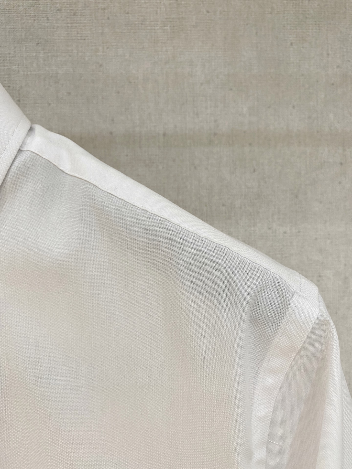 P，P轻盈雅致，短袖衬衫——25年春夏日里的温柔守候短袖衬衫，臻品定制系列的材质、精湛的工艺细节和卓越的