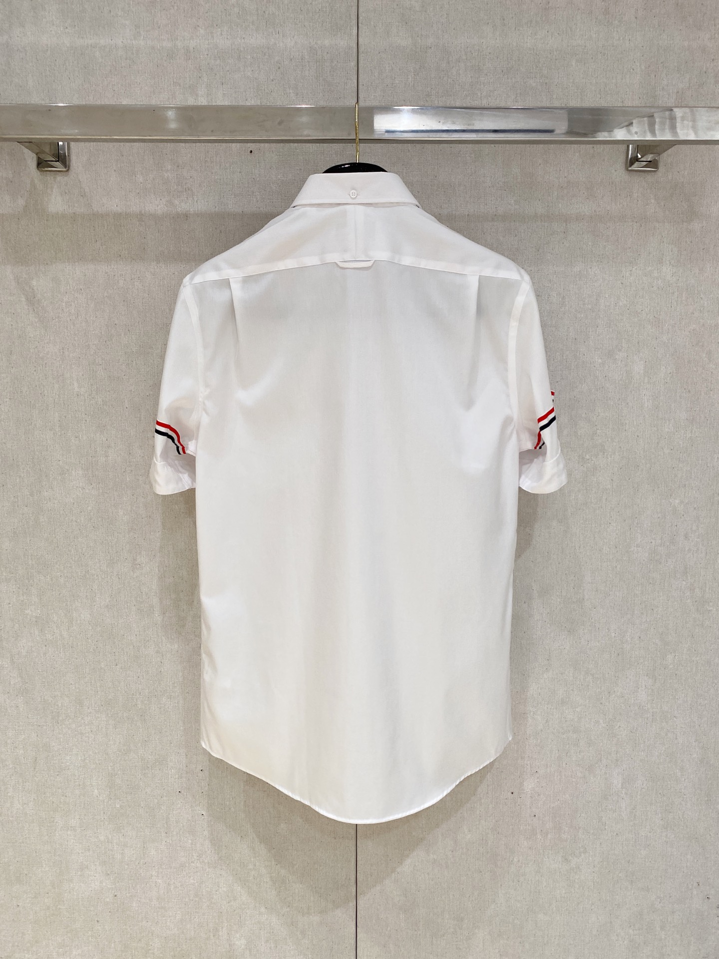 P，P轻盈雅致，短袖衬衫——25年春夏日里的温柔守候短袖衬衫，臻品定制系列的材质、精湛的工艺细节和卓越的