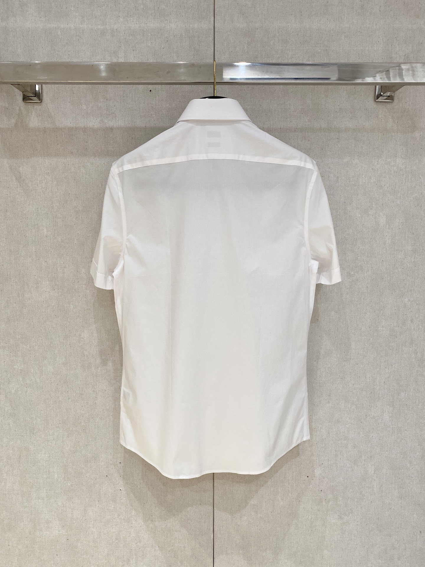 P，P轻盈雅致，短袖衬衫——25年春夏日里的温柔守候短袖衬衫，臻品定制系列的材质、精湛的工艺细节和卓越的